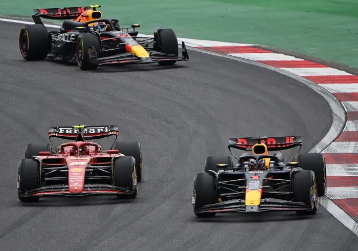 Verstappen refuerza su liderato tras remontar en un 'sprint' de China en el que Alonso se retira por un incidente con Carlos Sainz