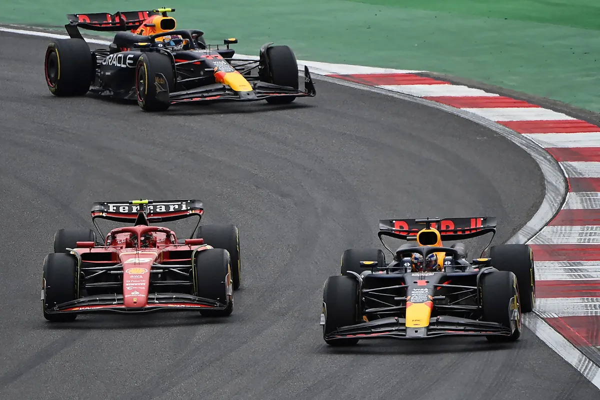 Verstappen refuerza su liderato tras remontar en un 'sprint' de China en el que Alonso se retira por un incidente con Carlos Sainz