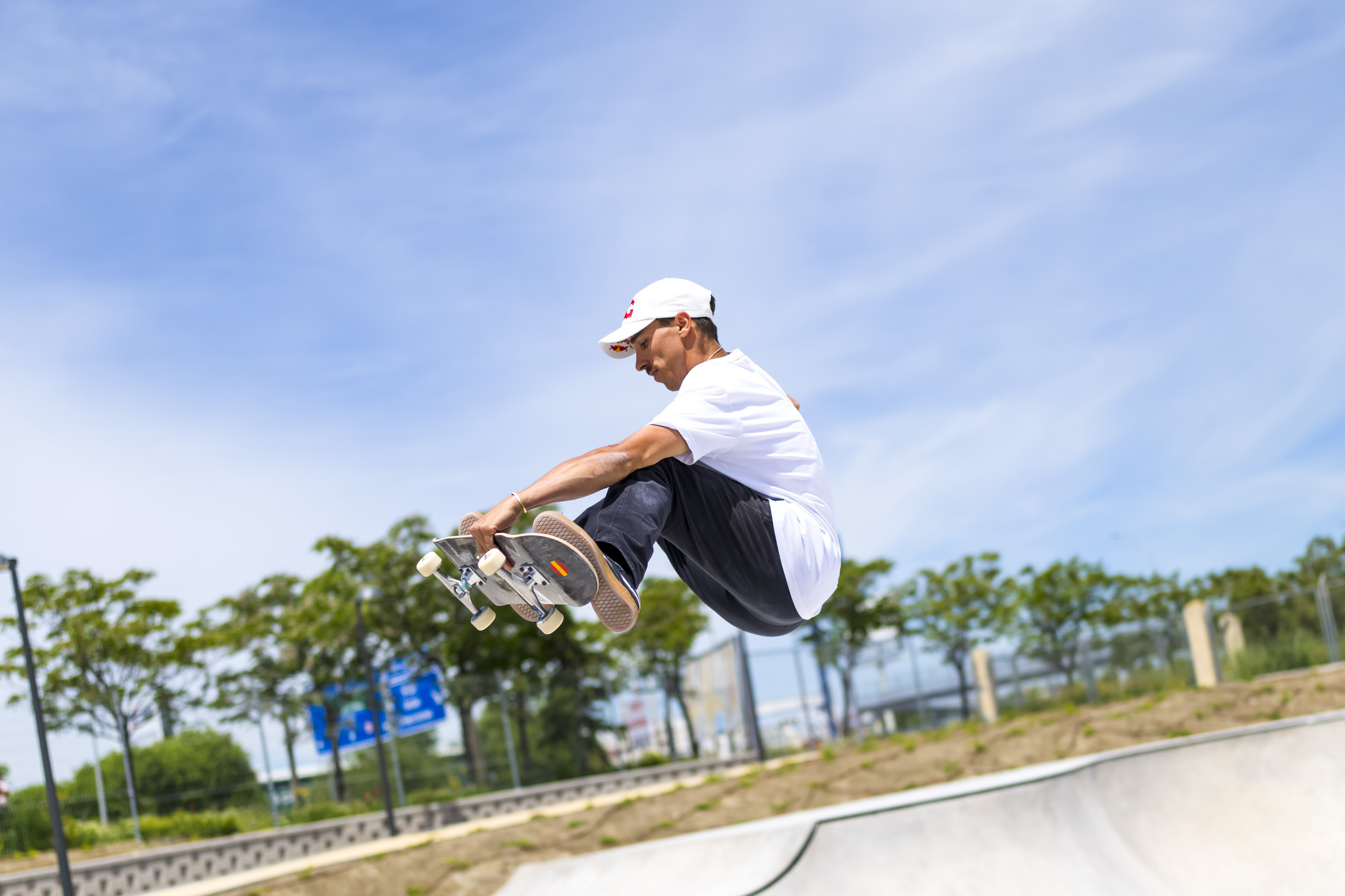 Danny León patina en el skatepark de Villaverde