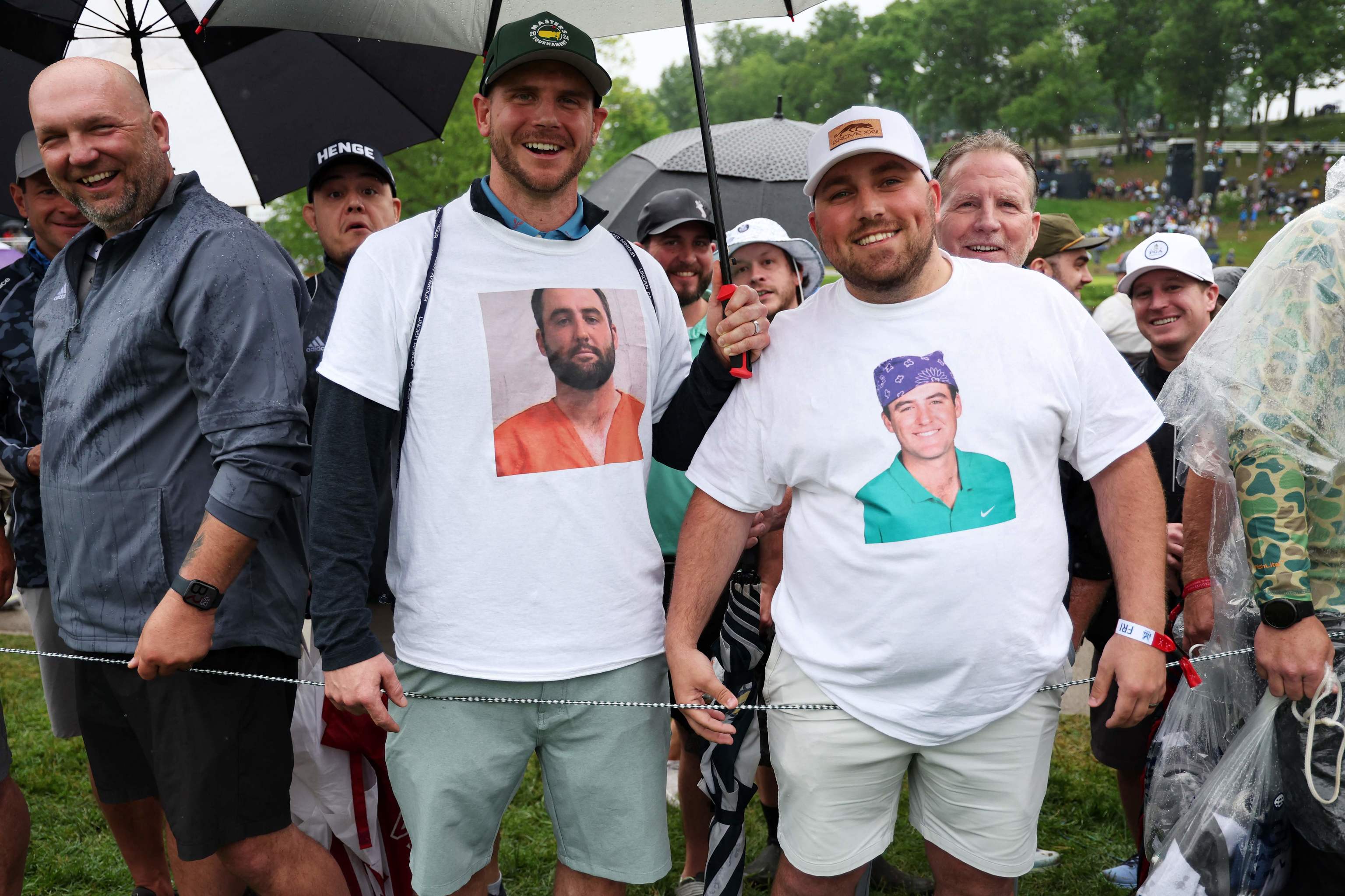 Fans lucen camisetas con la imagen de la ficha policial de Scheffler.