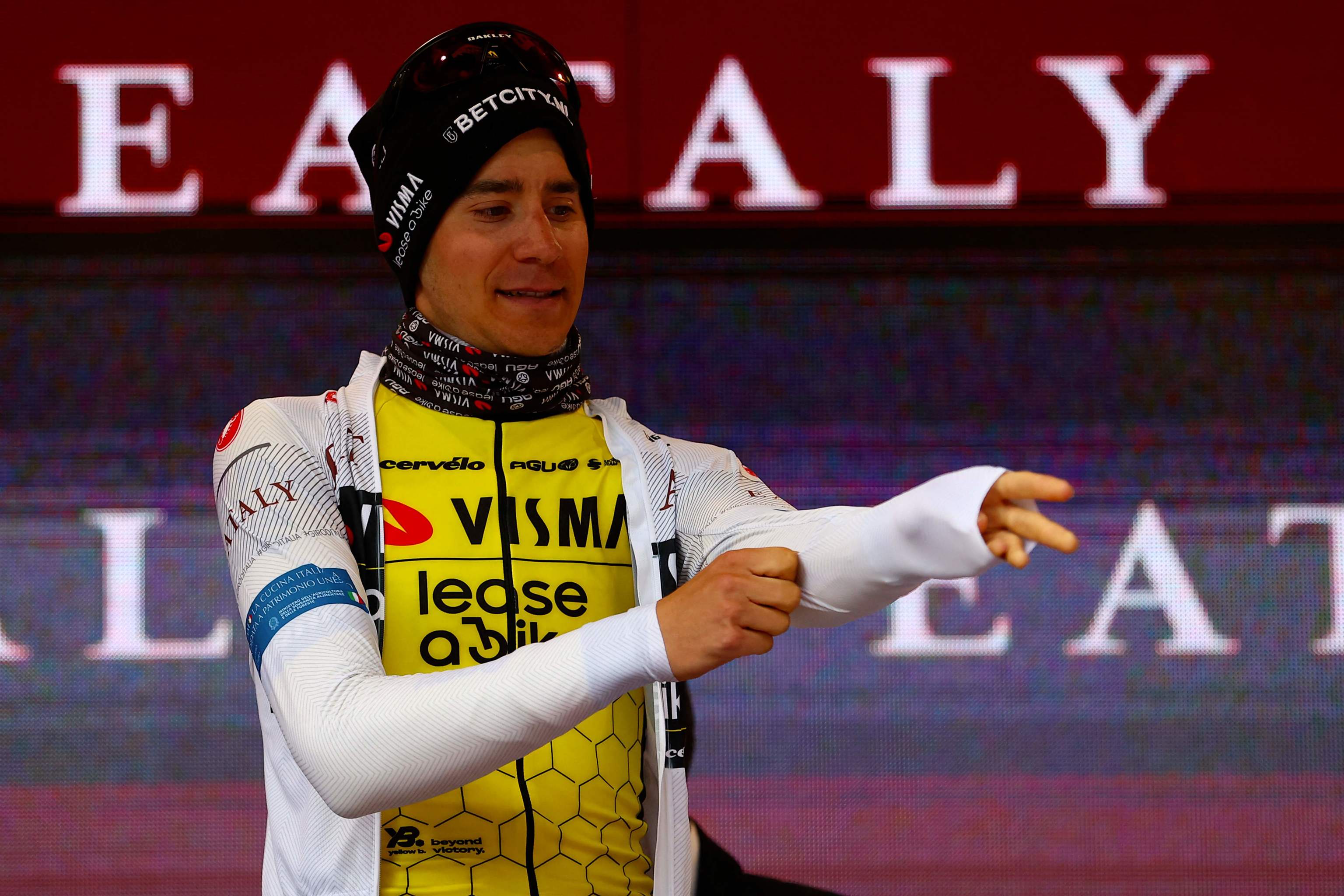 Cian Uijtdebroeks, con el maillot blanco de los jóvenes.