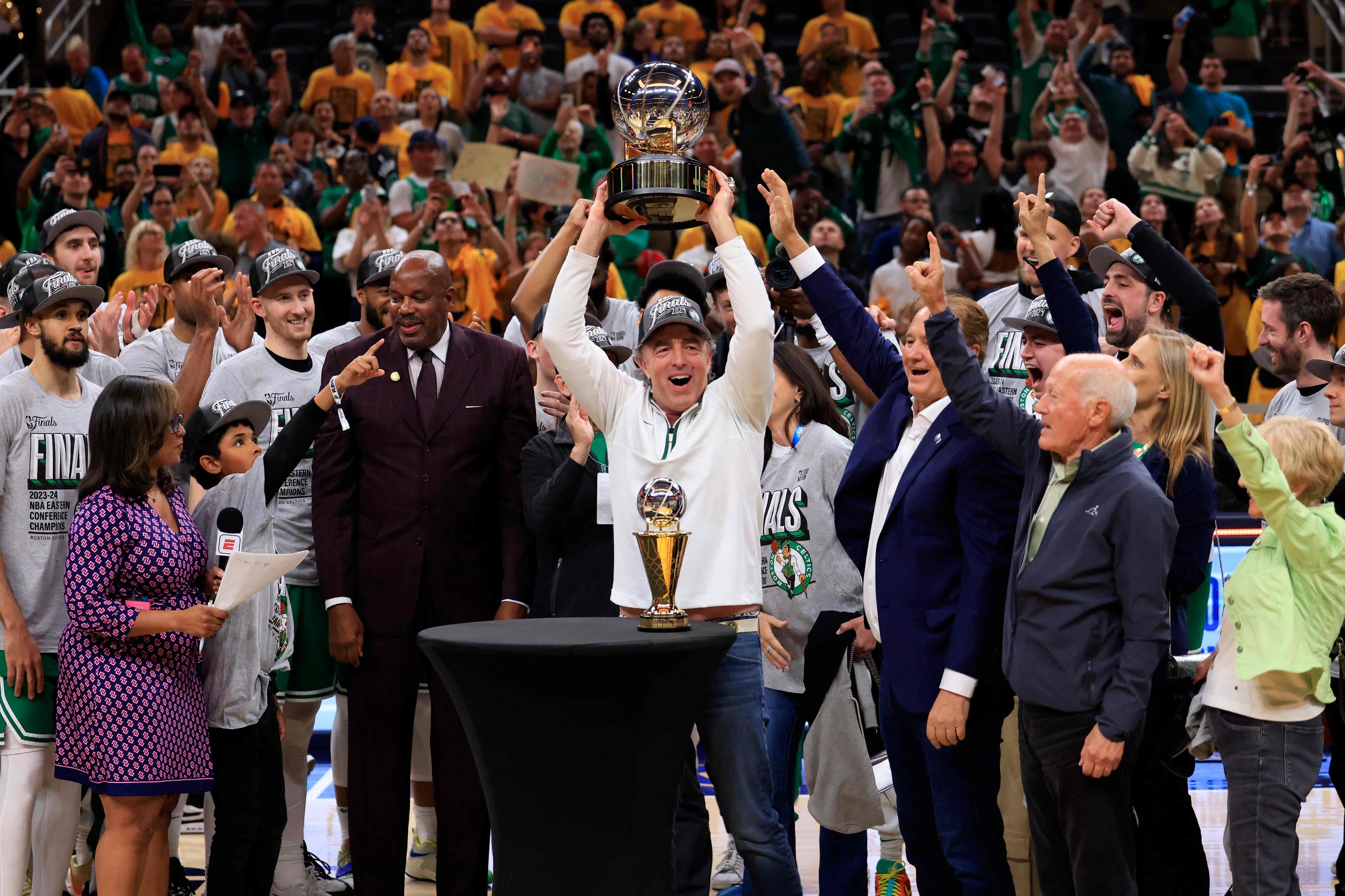 El propietario de los Celtic, Wyc Grousbeck, levanta el trofeo de campeones del Este.