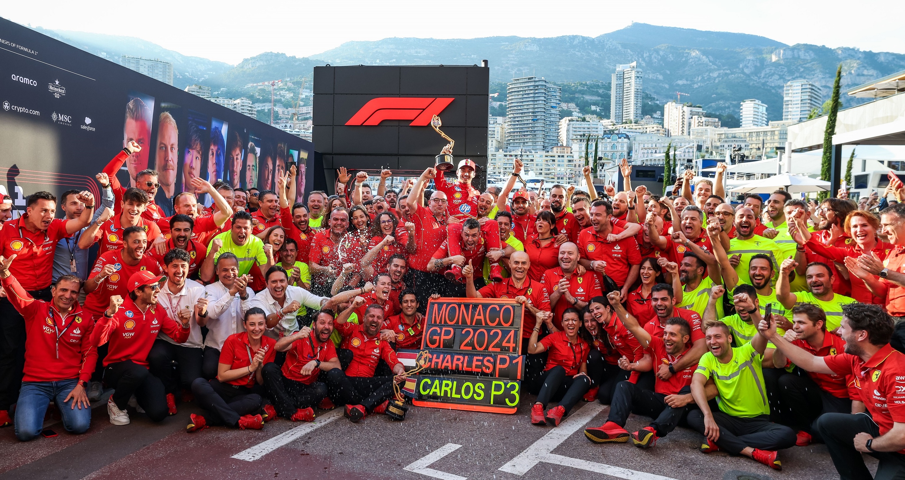 La foto de grupo de Ferrari en Mónaco.