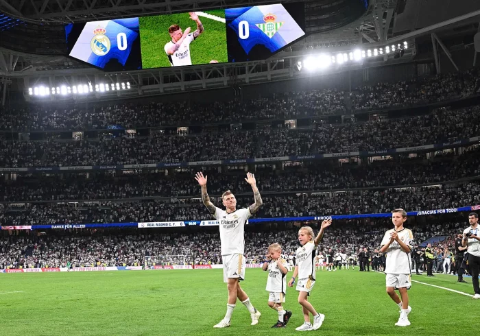 La última clase magistral de Kroos en el Bernabéu: 34.022 pases, cinco ovaciones y las lágrimas de Amelie