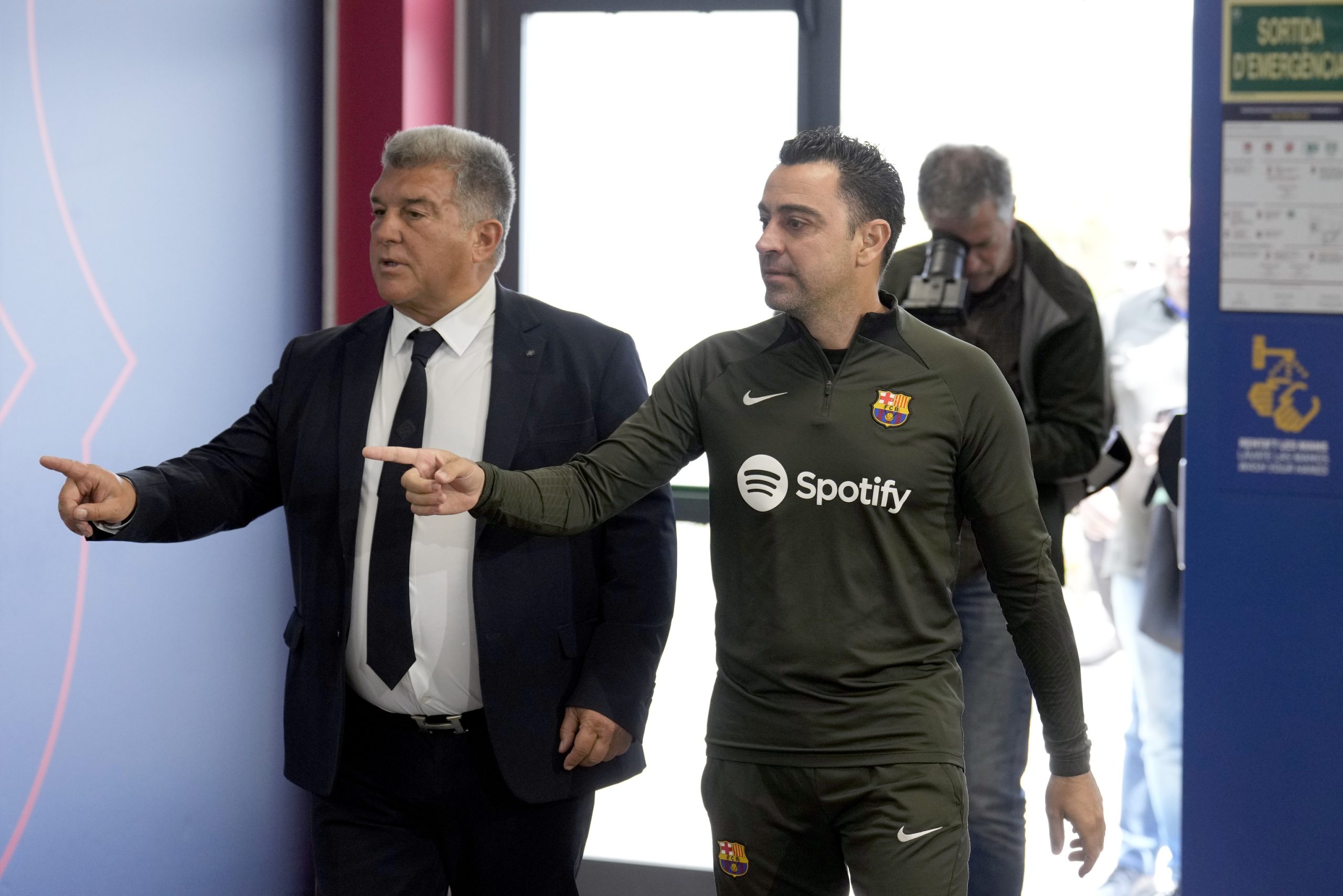 Laporta despide a Xavi antes del último partido ante el Sevilla