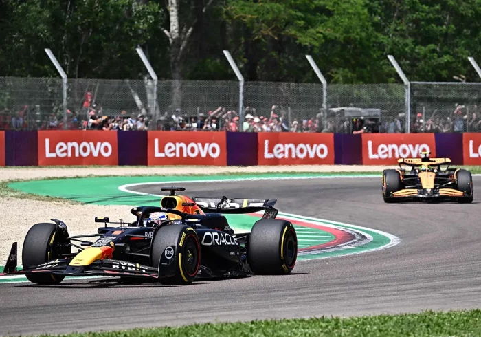 Verstappen sujeta a Norris en el 'via crucis' de Alonso en Imola
