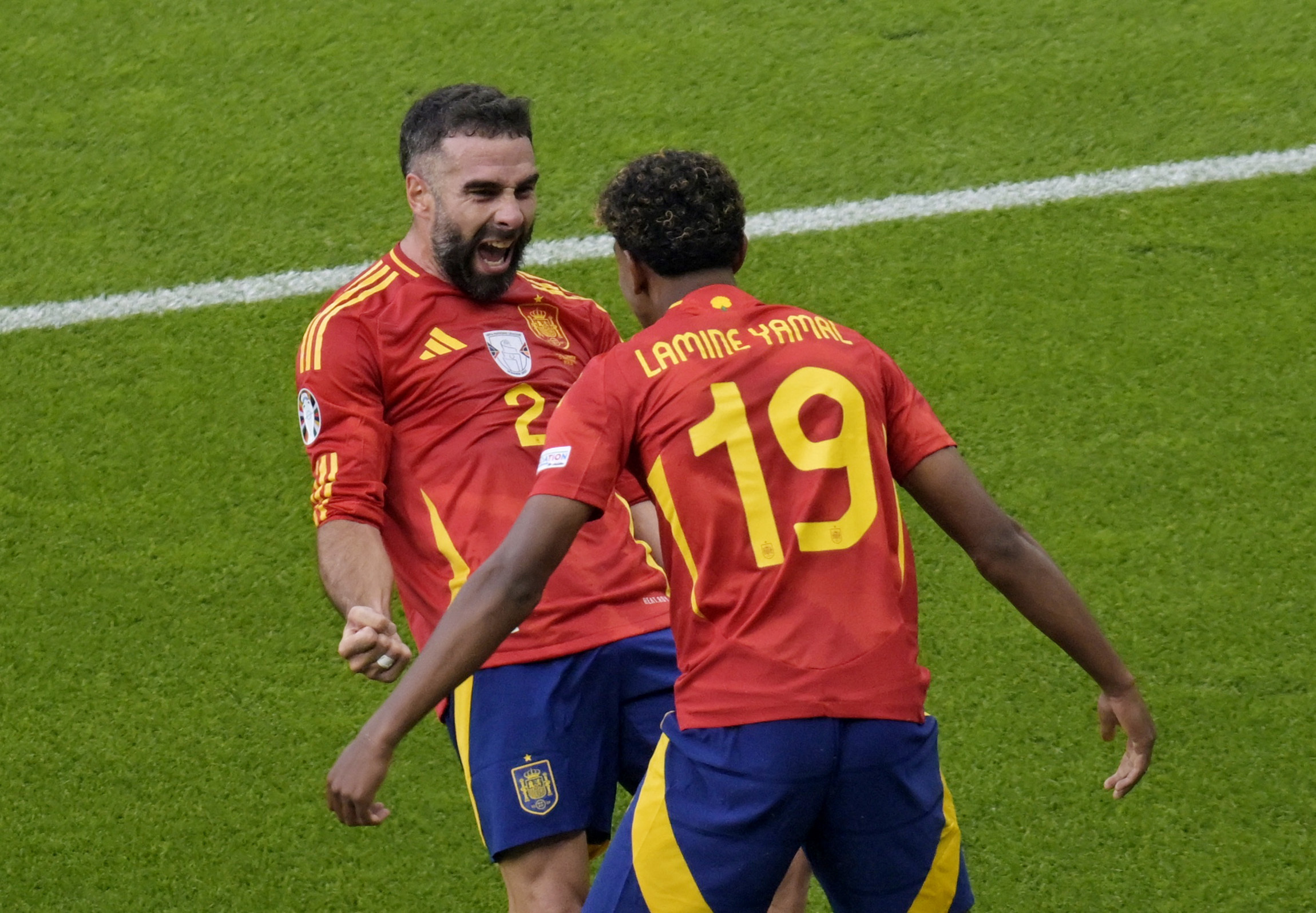 Carvajal y Lamine celebran el gol del primero.