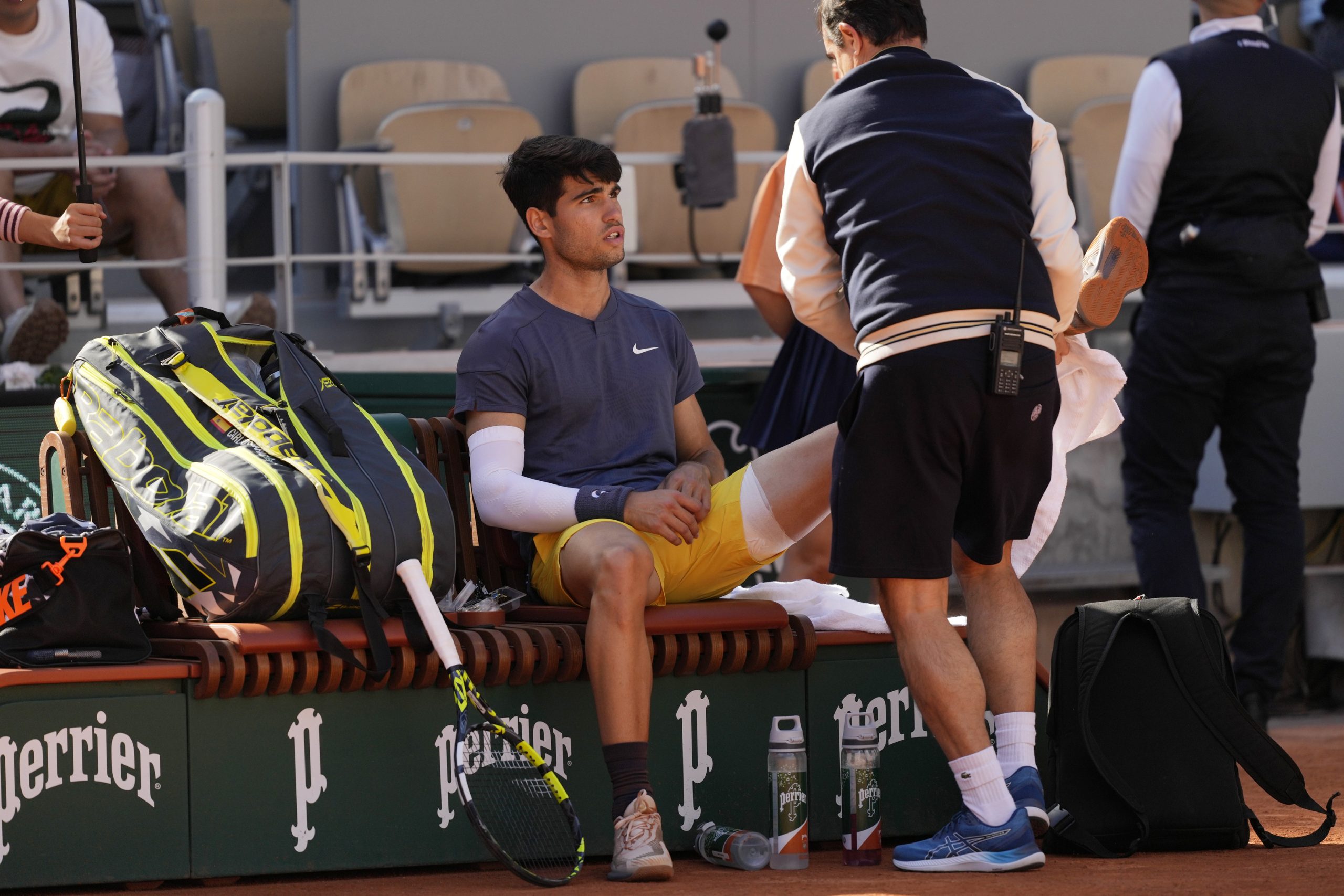 Alcaraz sufre, remonta y maniata a Zverev para completar su ópera prima en Roland Garros