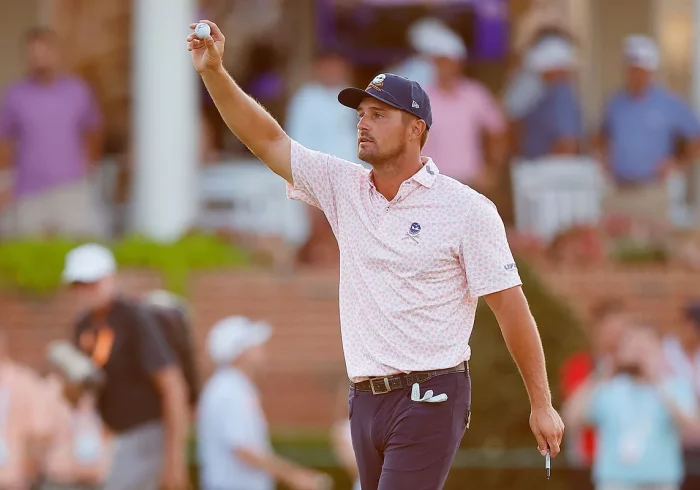 Bryson DeChambeau sobrevive a la dureza y saldrá como líder con tres golpes de ventaja en un buen día del golf español