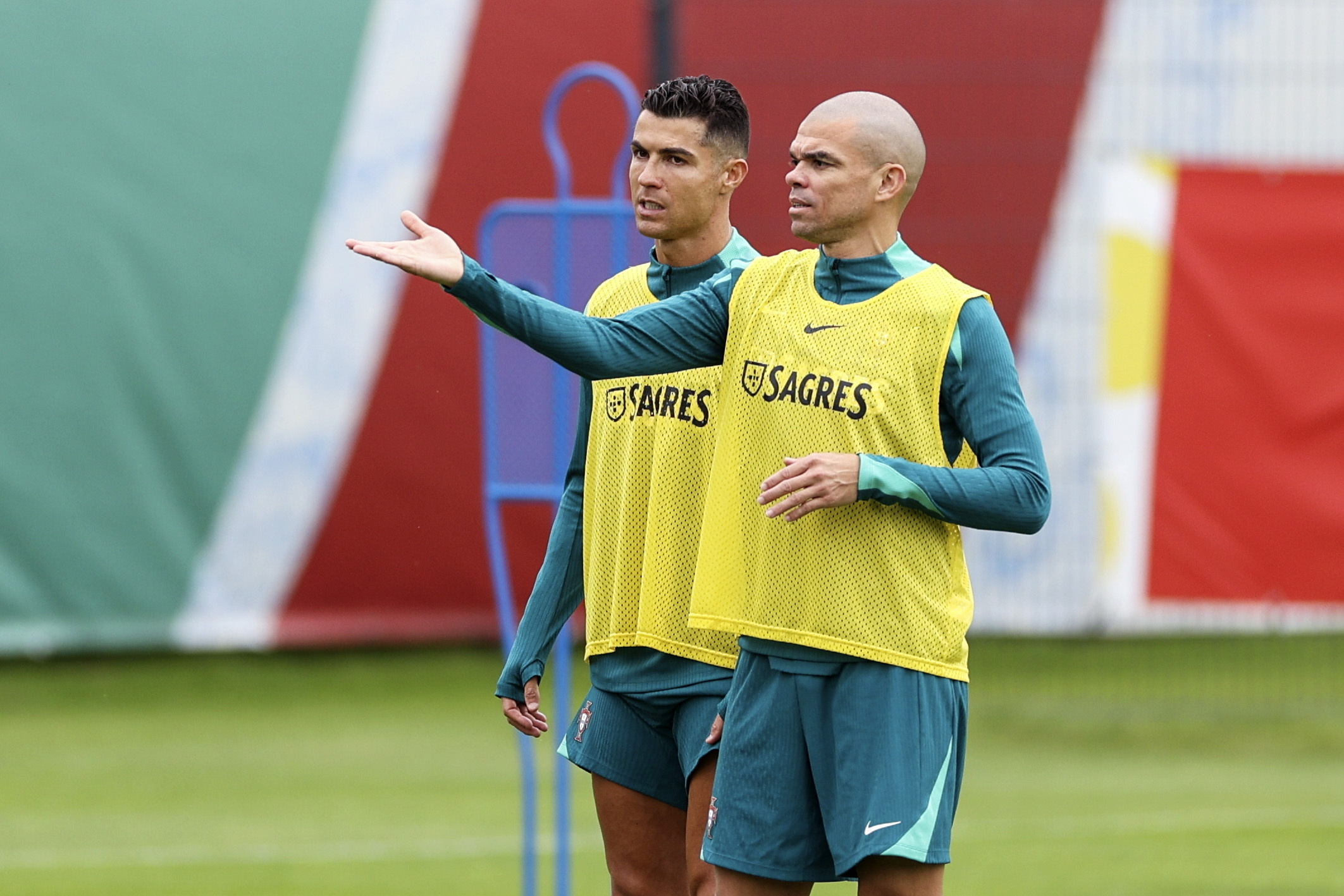 Cristiano Ronaldo y Pepe, durante un entrenamiento.