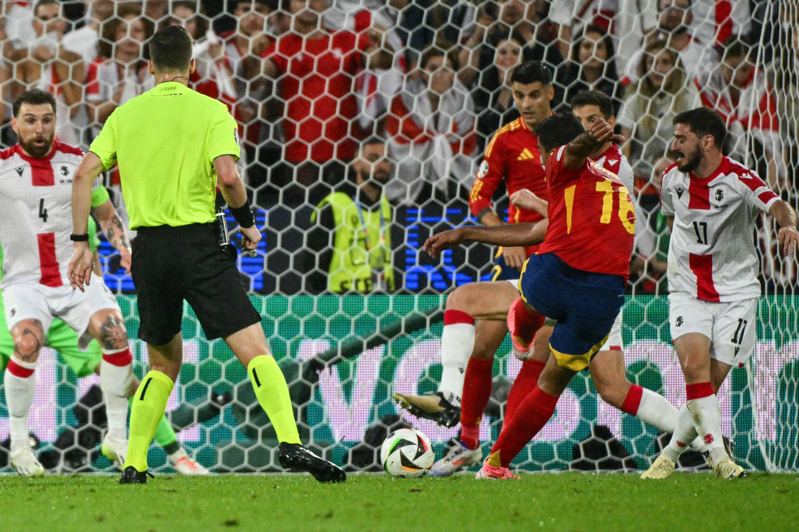 España suda antes de golear a Georgia y se cita con Alemania en cuartos