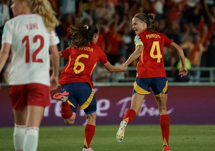 España tira de orgullo y remonta a Dinamarca en el descuento para sellar la clasificación