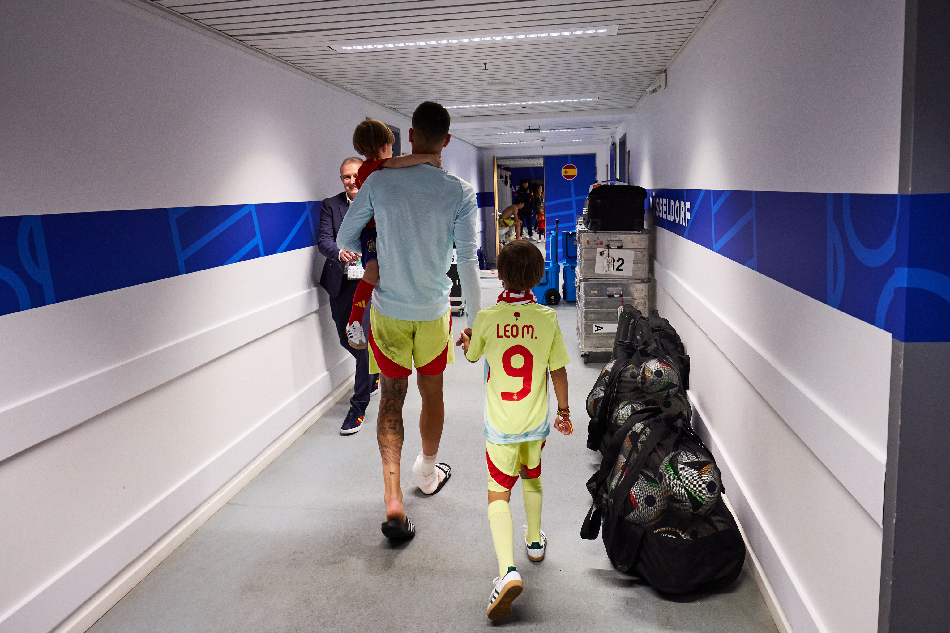 Joselu, con sus hijos, en Düsseldorf.