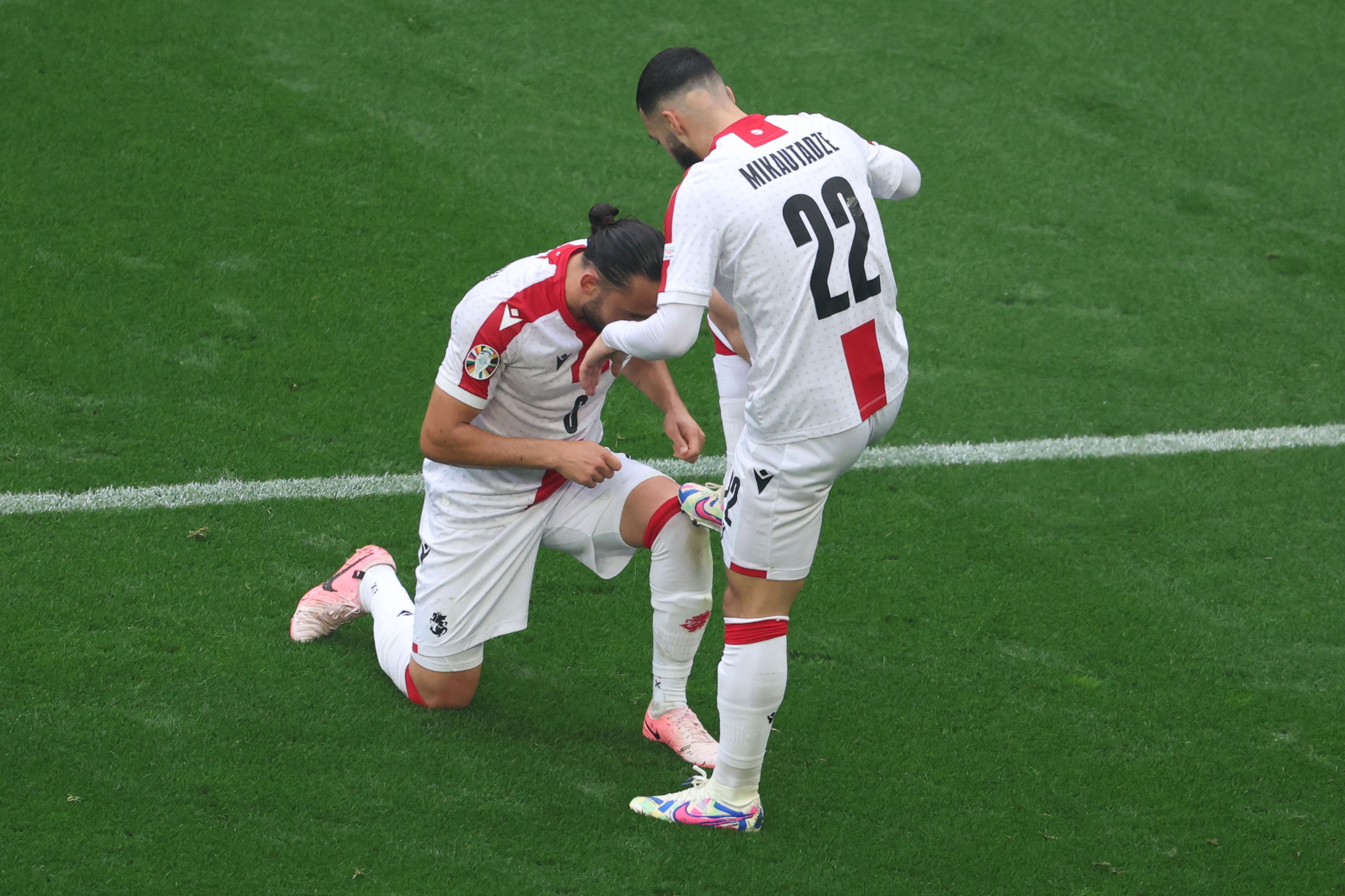 Mikautadze celebra su gol en el BVB Stadion