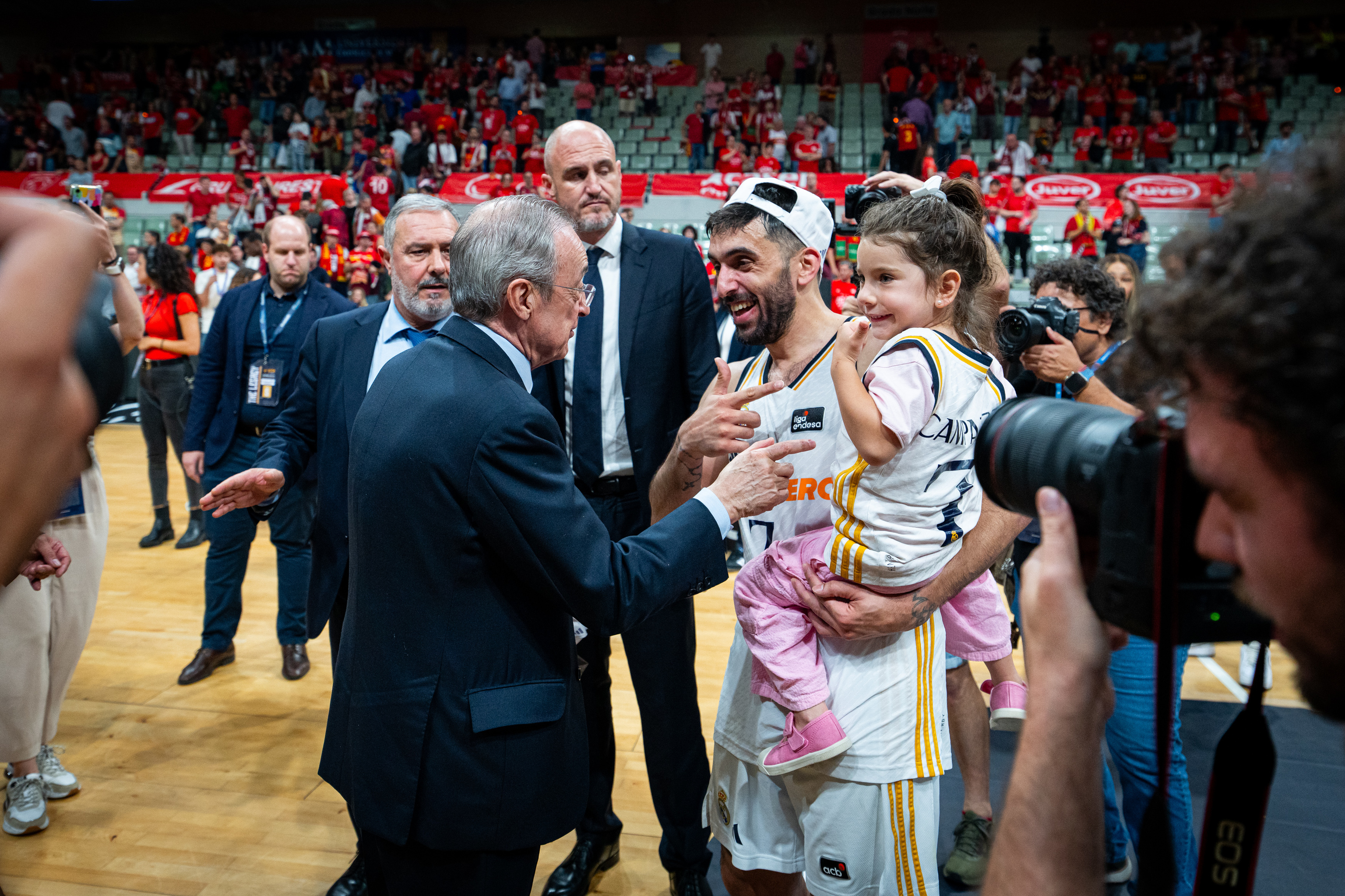 Florentino Pérez charla con Campazzo, tras ganar la ACB en Murcia.