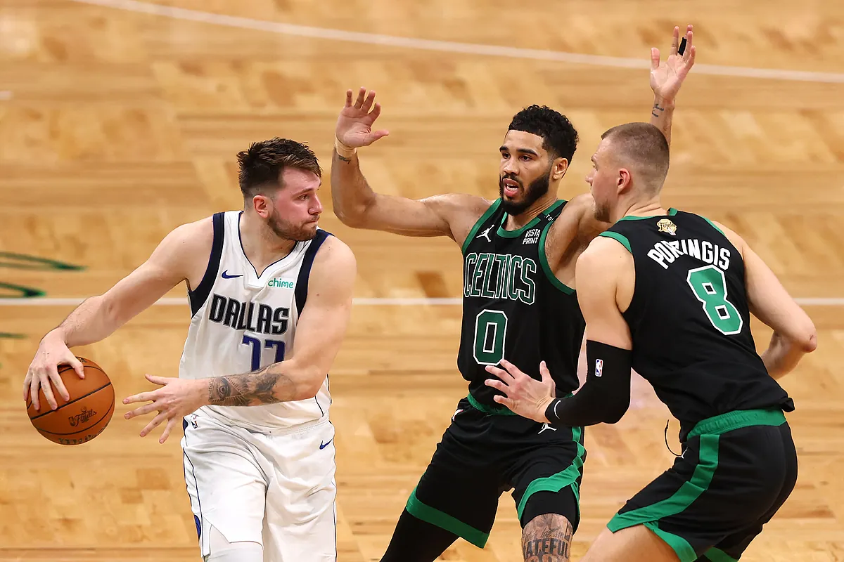 La soledad de un Doncic medio cojo condena a los Mavericks y los Celtics viajan a Dallas con un 2-0