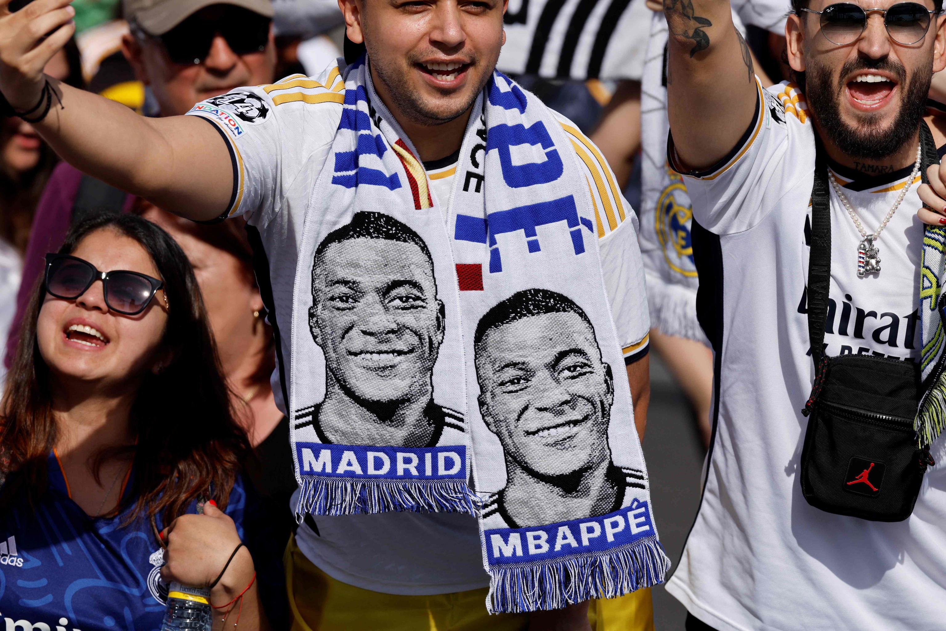 Aficionados del Real Madrid con una bufanda de Mbappé.