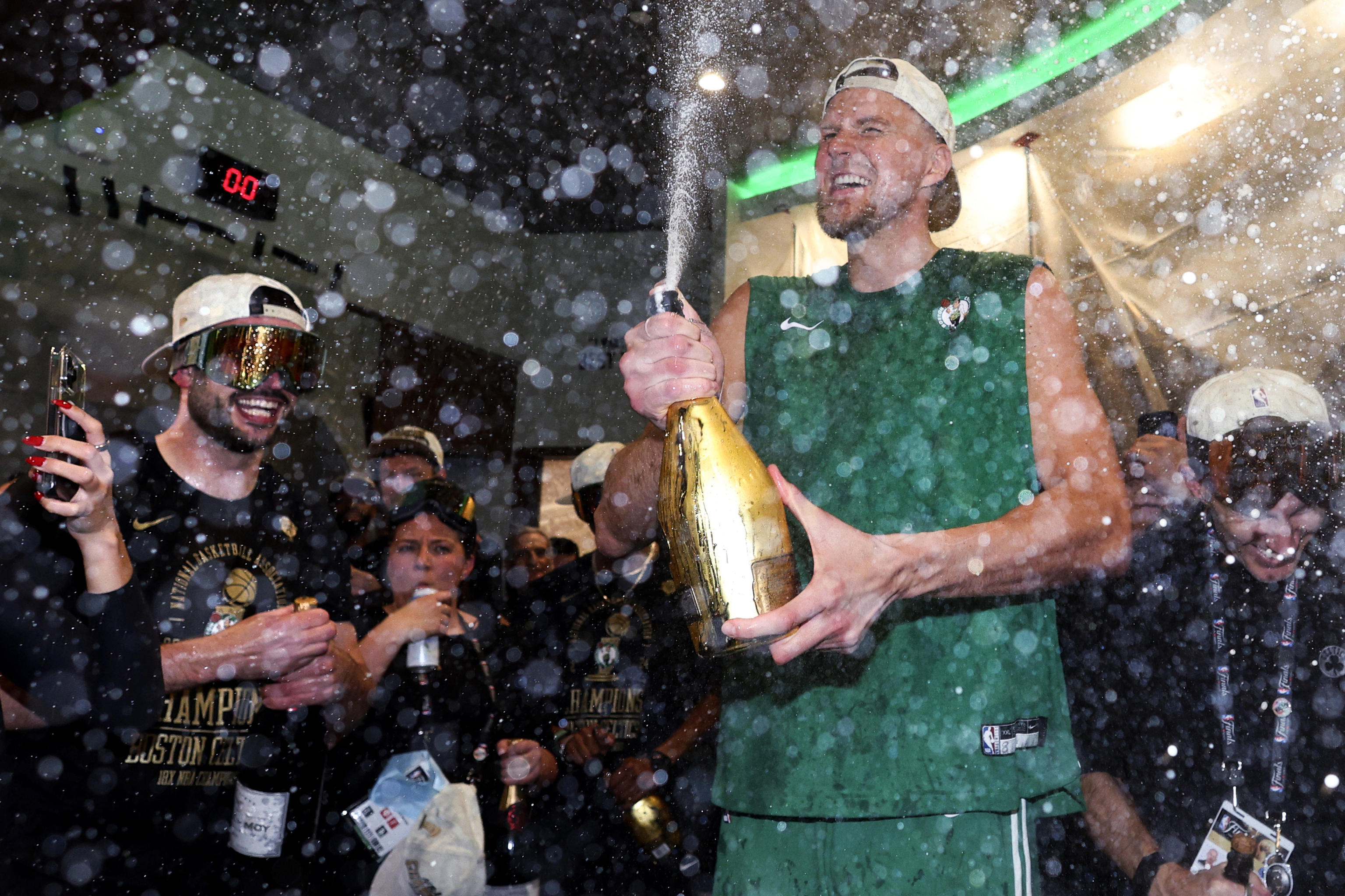 Porzingis celebra con champán  el 18º anillo de los Celtics.