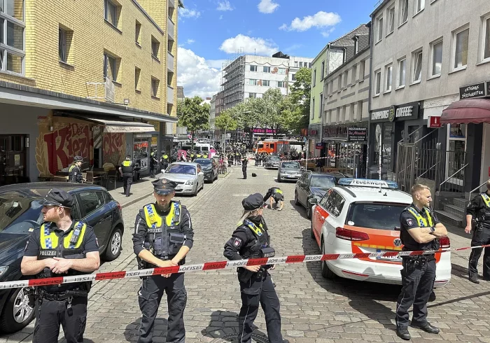 Policías disparan a un hombre que los amenazaba con un hacha en una zona de Hamburgo abarrotada por miles de aficionados
