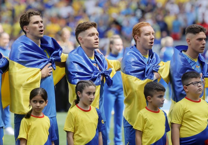 Rumanía doblega a una débil Ucrania en su estreno en la Eurocopa