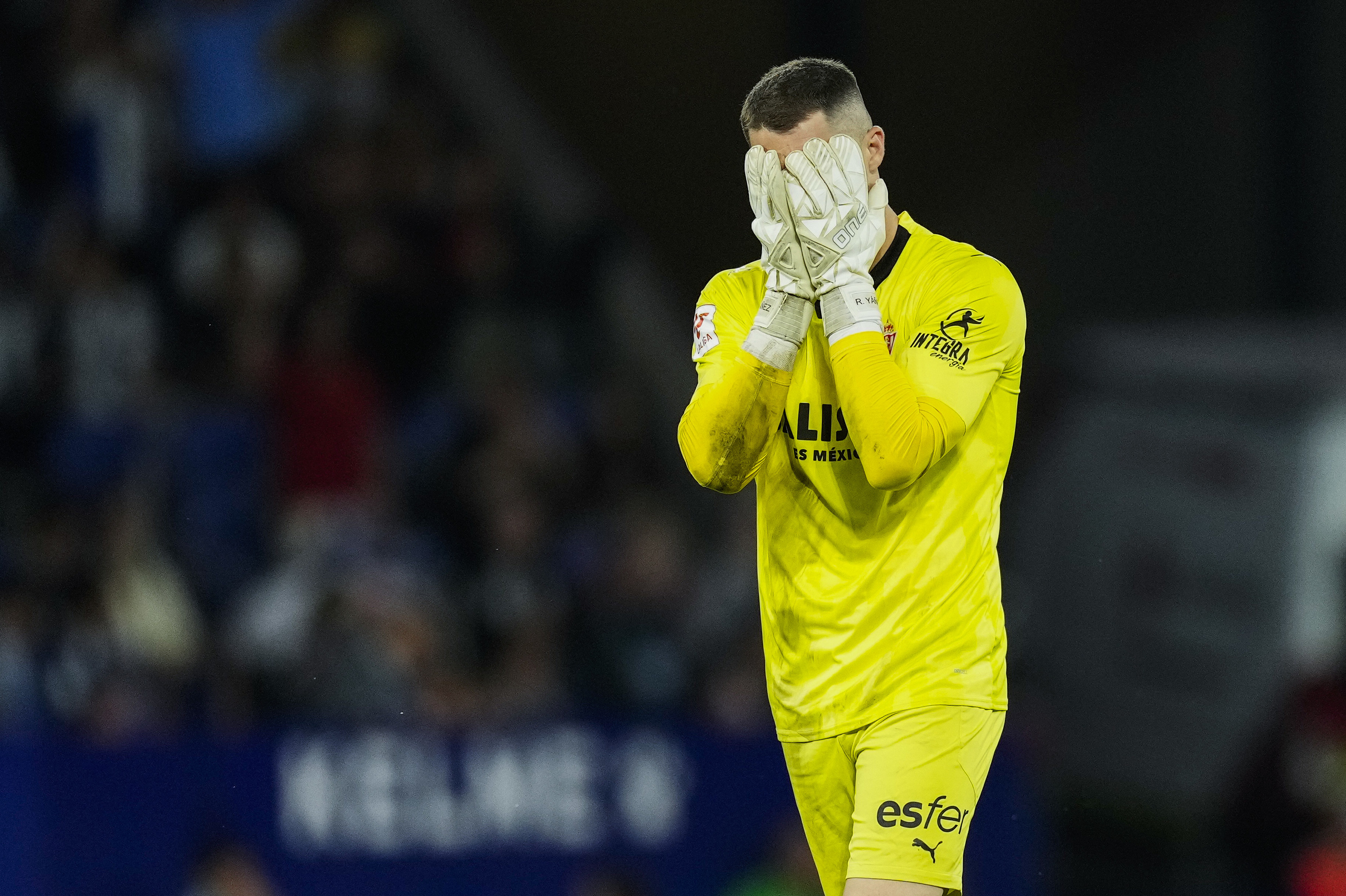 El portero del Sporting Rubén Yáñez durante el partido.