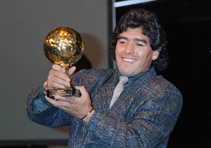 Un tribunal francés frena la subasta del Balón de Oro de Maradona por el Mundial de 1986