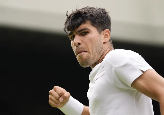 Alcaraz escapa de una trampa y vence en su debut en Wimbledon
