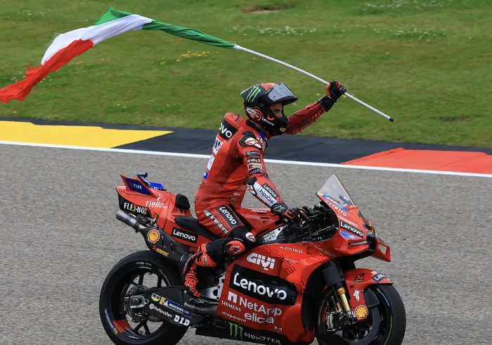 Bagnaia alcanza el liderato en Alemania tras la épica remontada de Márquez