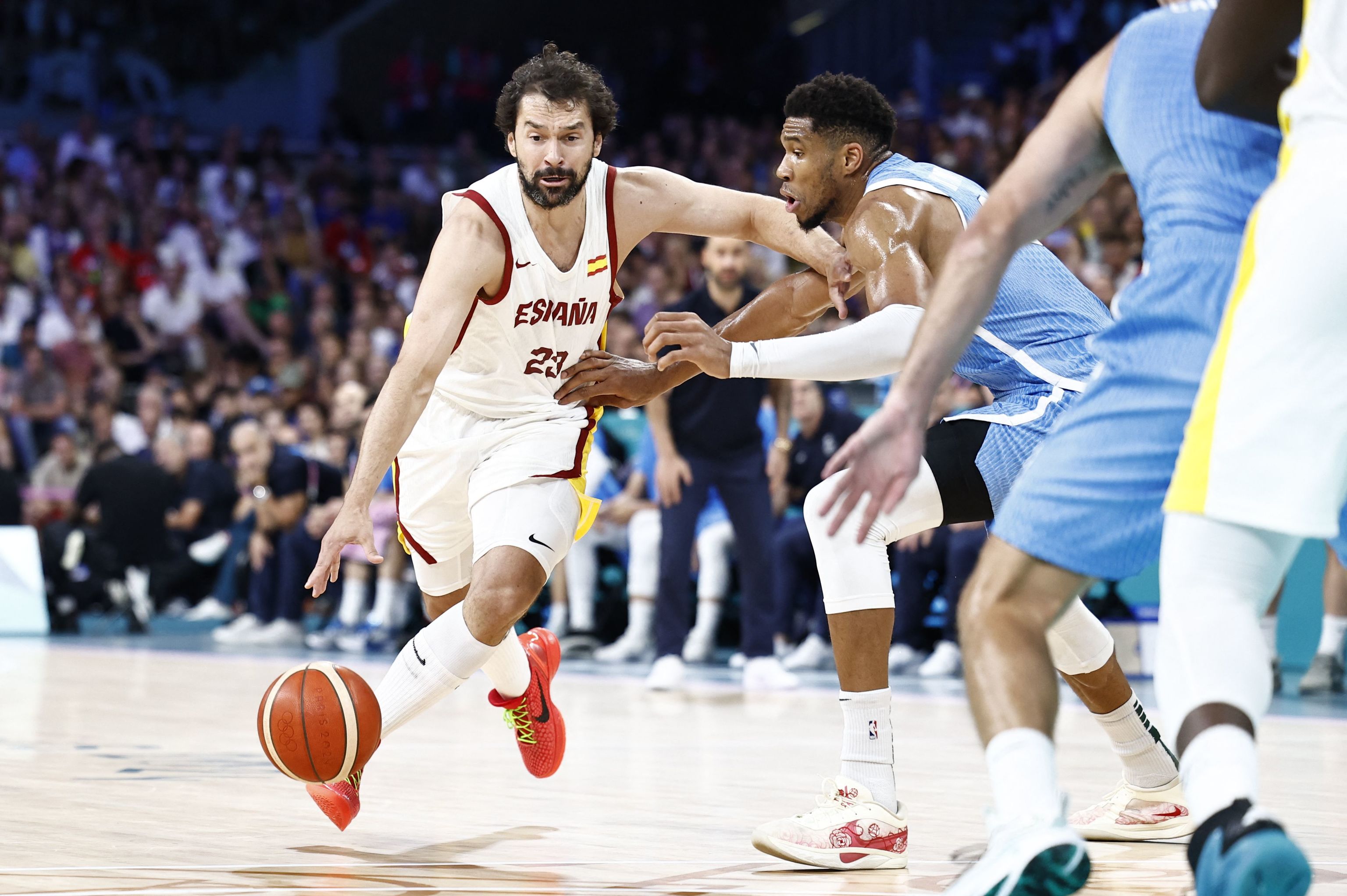 Llull, ante Antetokounmpo, en el Pierre Mauroy de Lille.