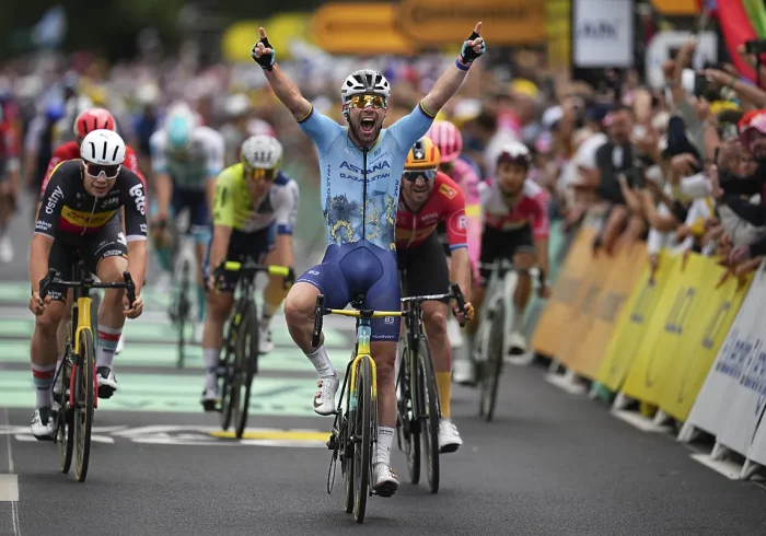 Cavendish vence, supera el récord de etapas de Merckx y los españoles, a la sombra de Pogacar, renacen en el Tour