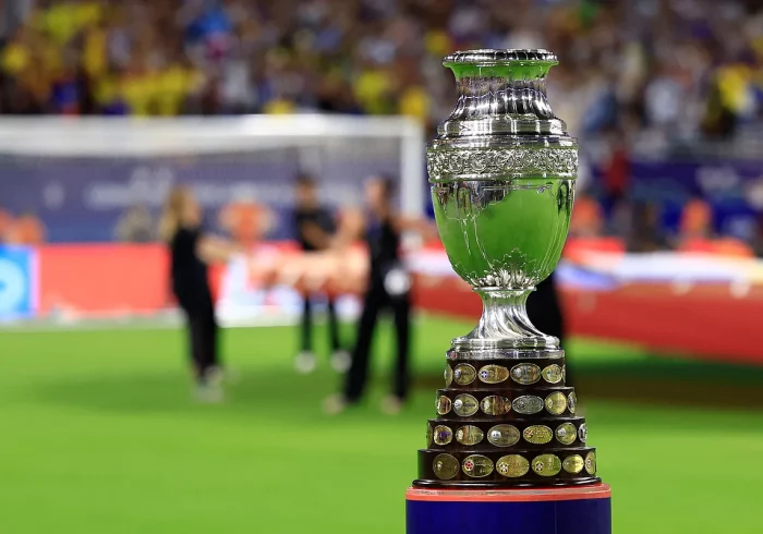 Comienza la final de Copa América, hora y veintidós minutos después del horario programado