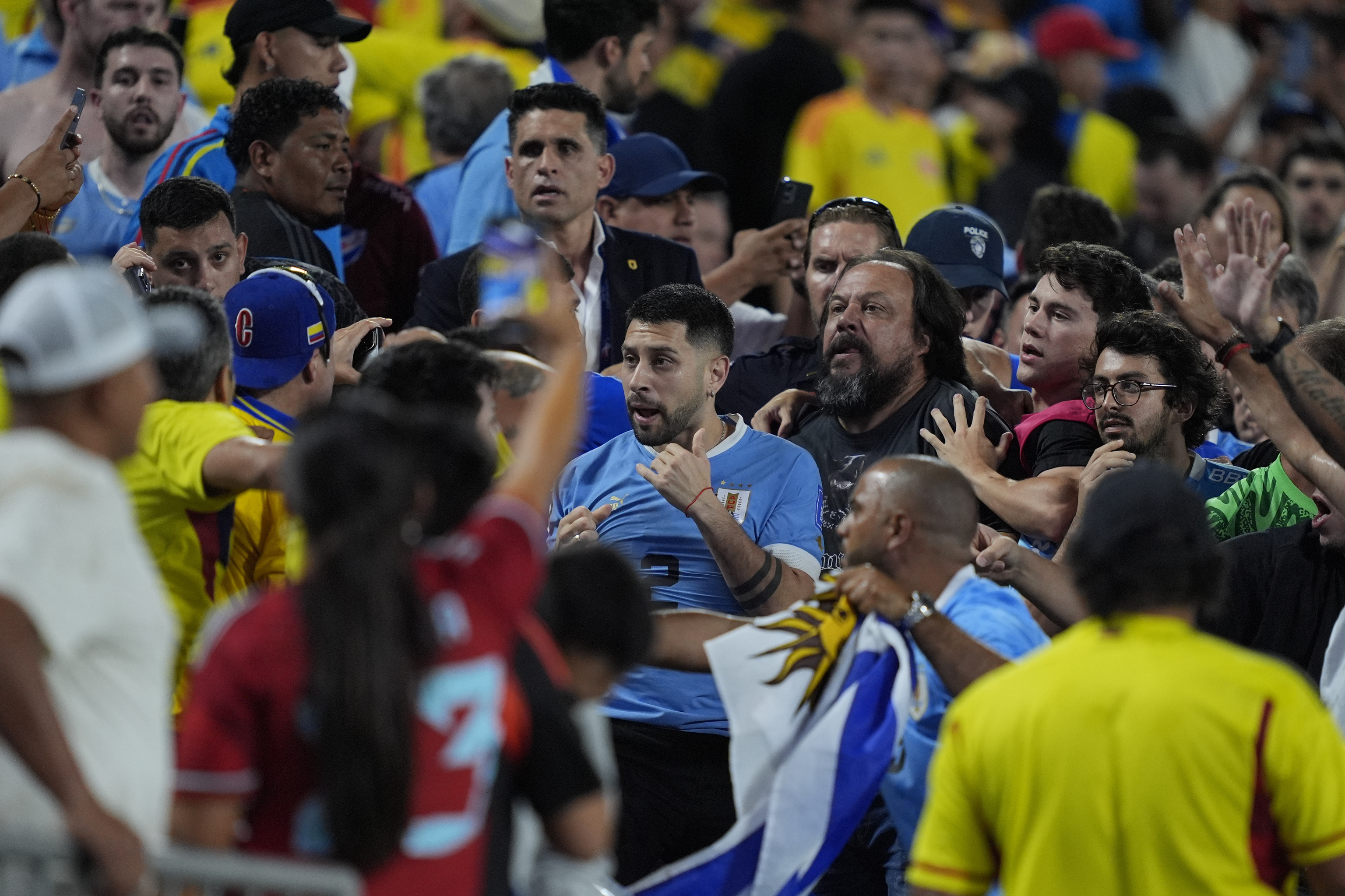 Discusión en la grada tras un partido de fútbol de semifinales de la Copa América entre Uruguay y Colombia en Charlotte, Carolina del Norte, el miércoles 10 de julio de 2024.