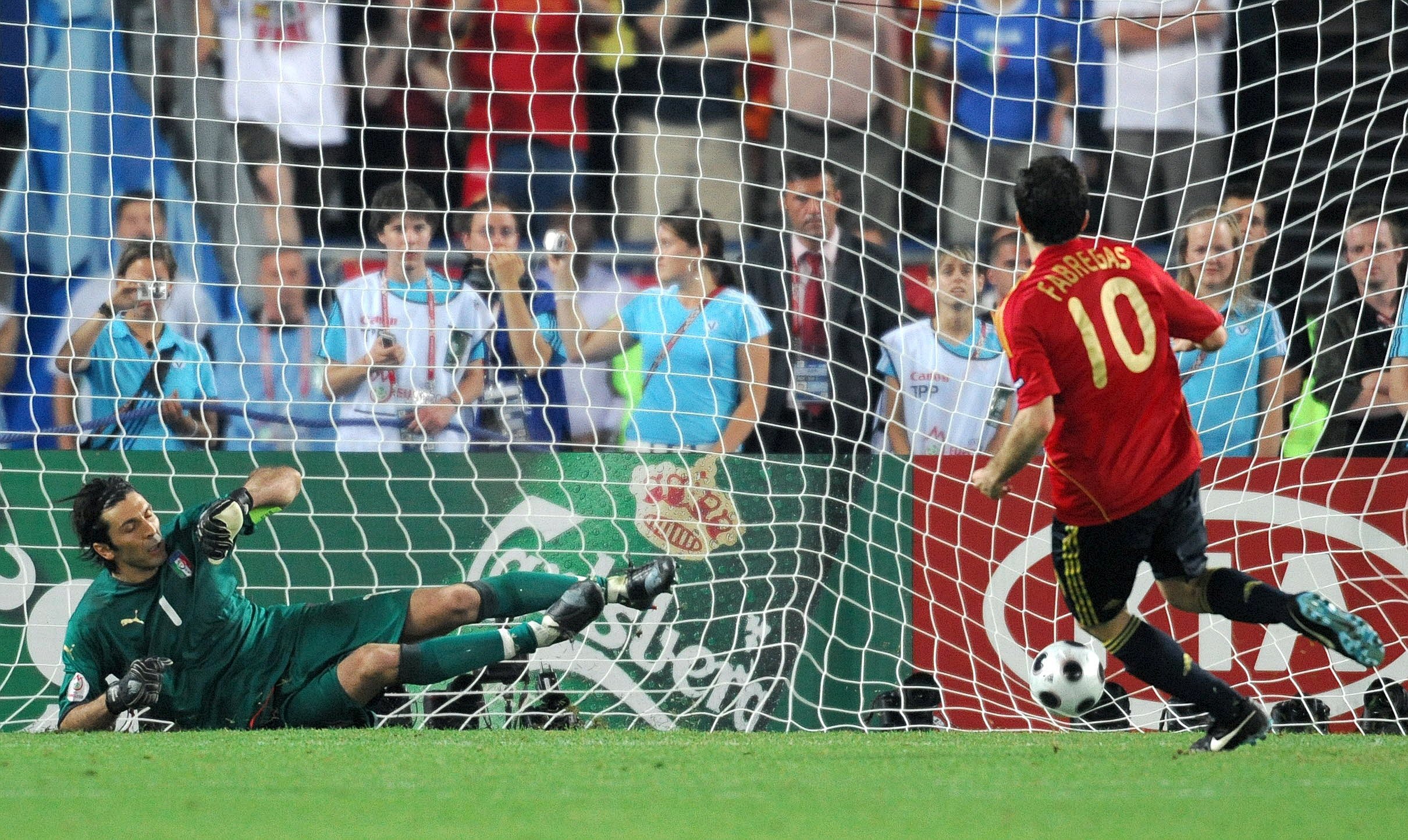 Cesc marca el penalti de los cuartos de final ante Italia en 2008.