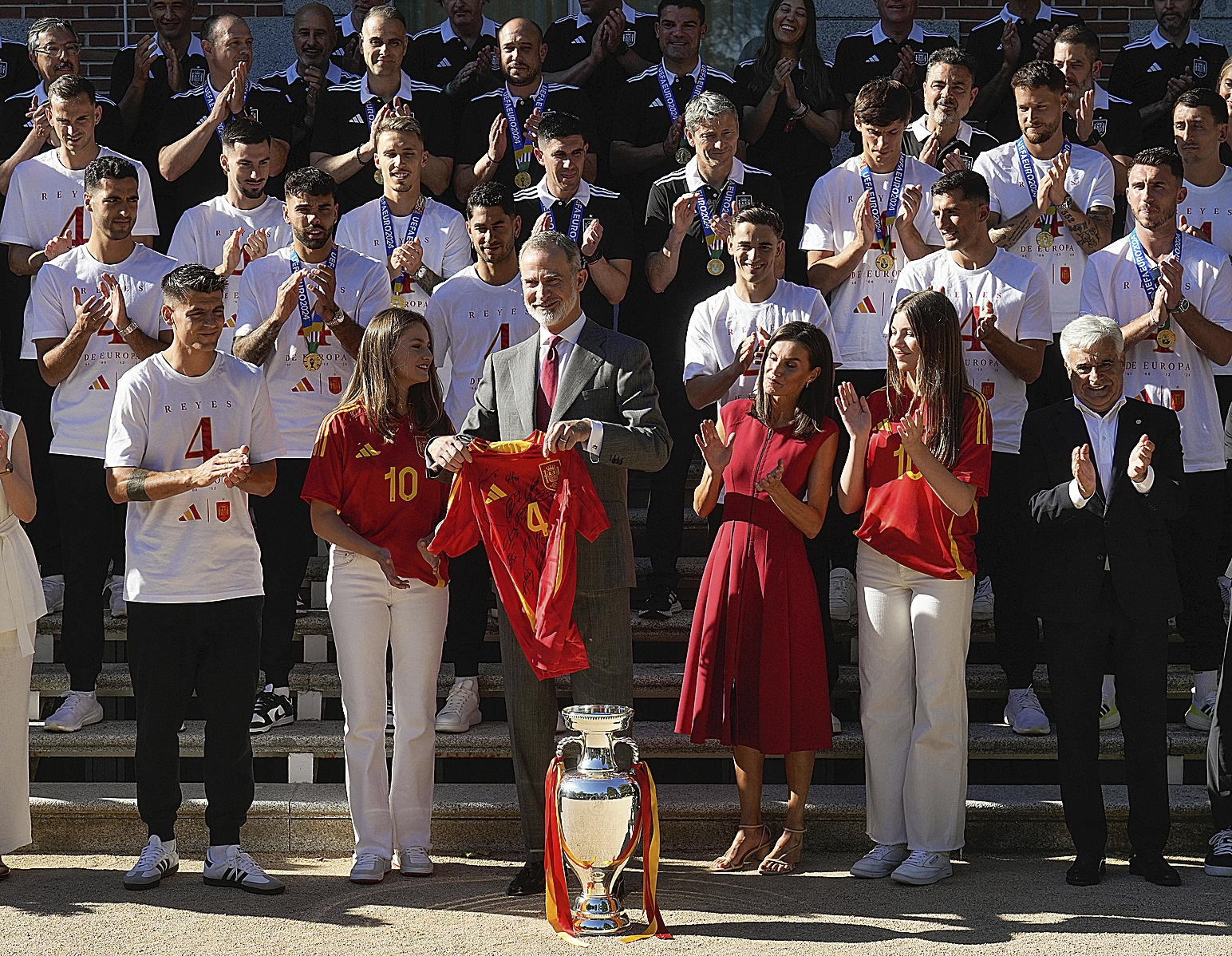 Felipe VI, con la camiseta que le entregó Álvaro Morata.