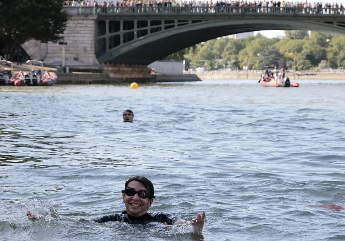 El agua del Sena no era apta cuando la alcaldesa de París se bañó para demostrar que sí