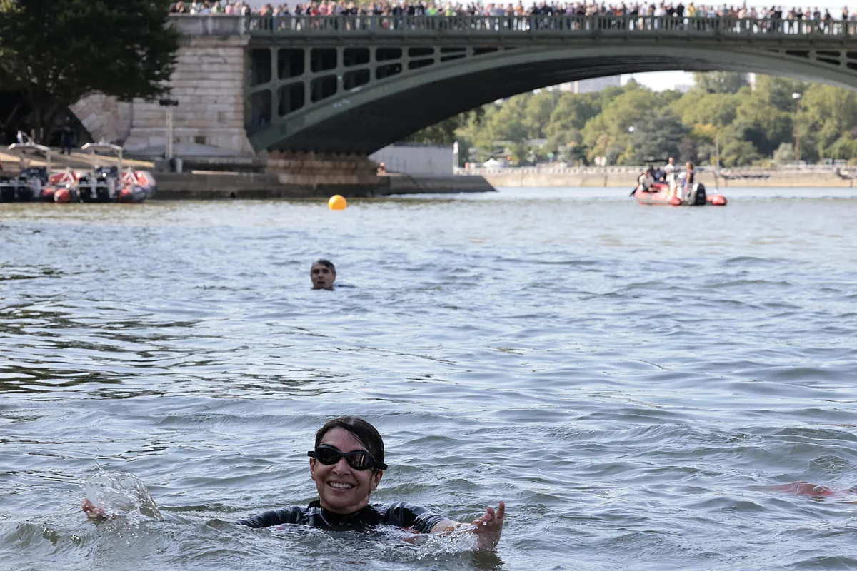 El agua del Sena no era apta cuando la alcaldesa de París se bañó para demostrar que sí