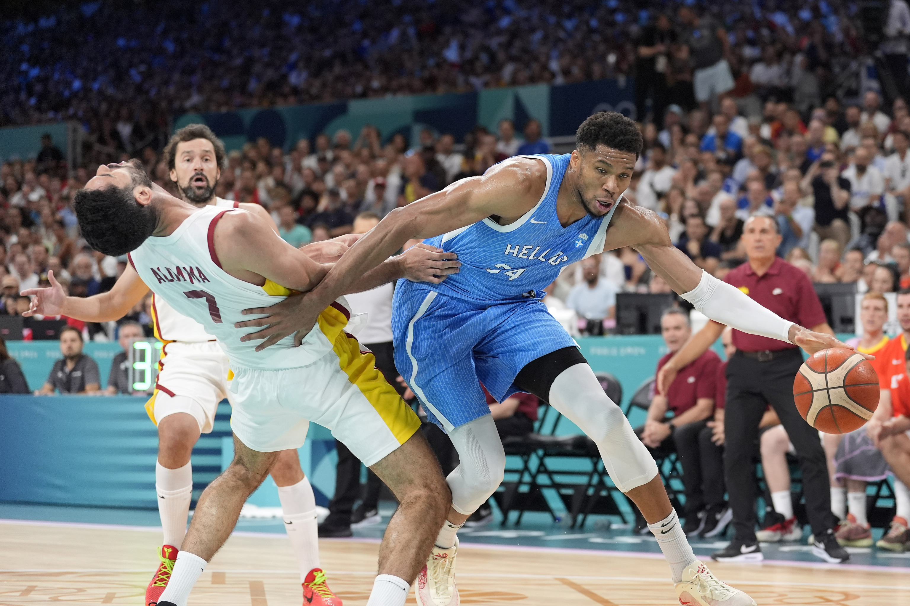 Antetokounmpo y Aldama, durante el partido.