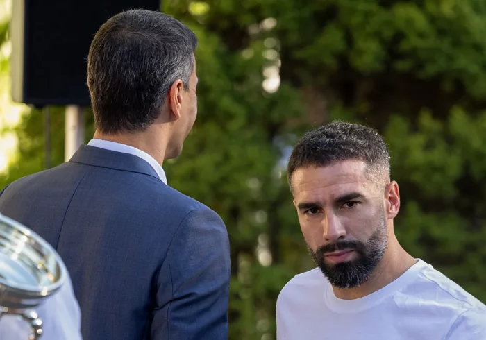 El frío saludo de Dani Carvajal a Pedro Sánchez durante el recibimiento en Moncloa