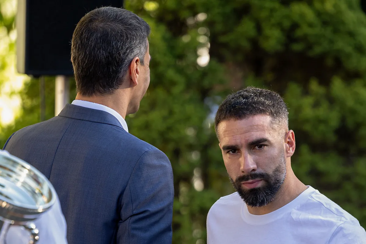 El frío saludo de Dani Carvajal a Pedro Sánchez durante el recibimiento en Moncloa