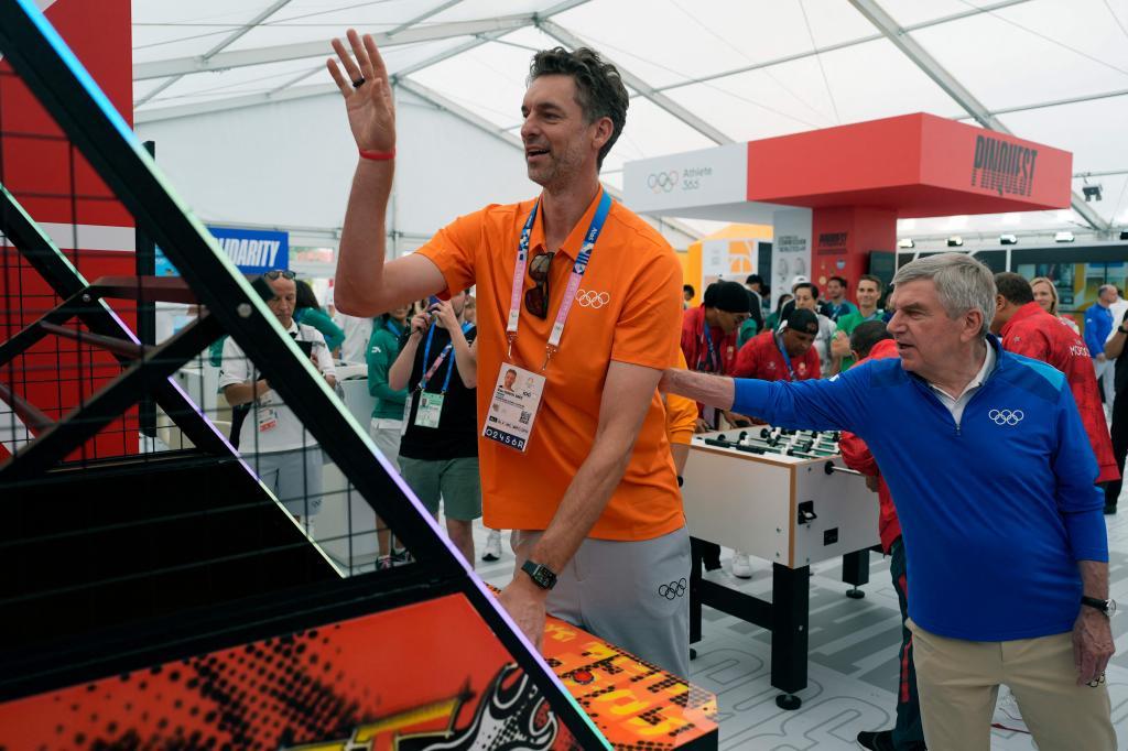 Gasol, junto al presidente del CIO, Thomas Bach, en la Villa Olímpica.