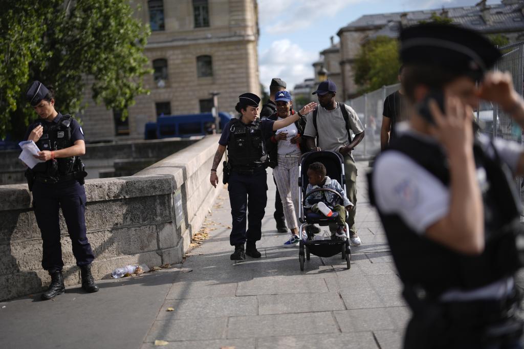 Varios policías en la orilla del Sena.