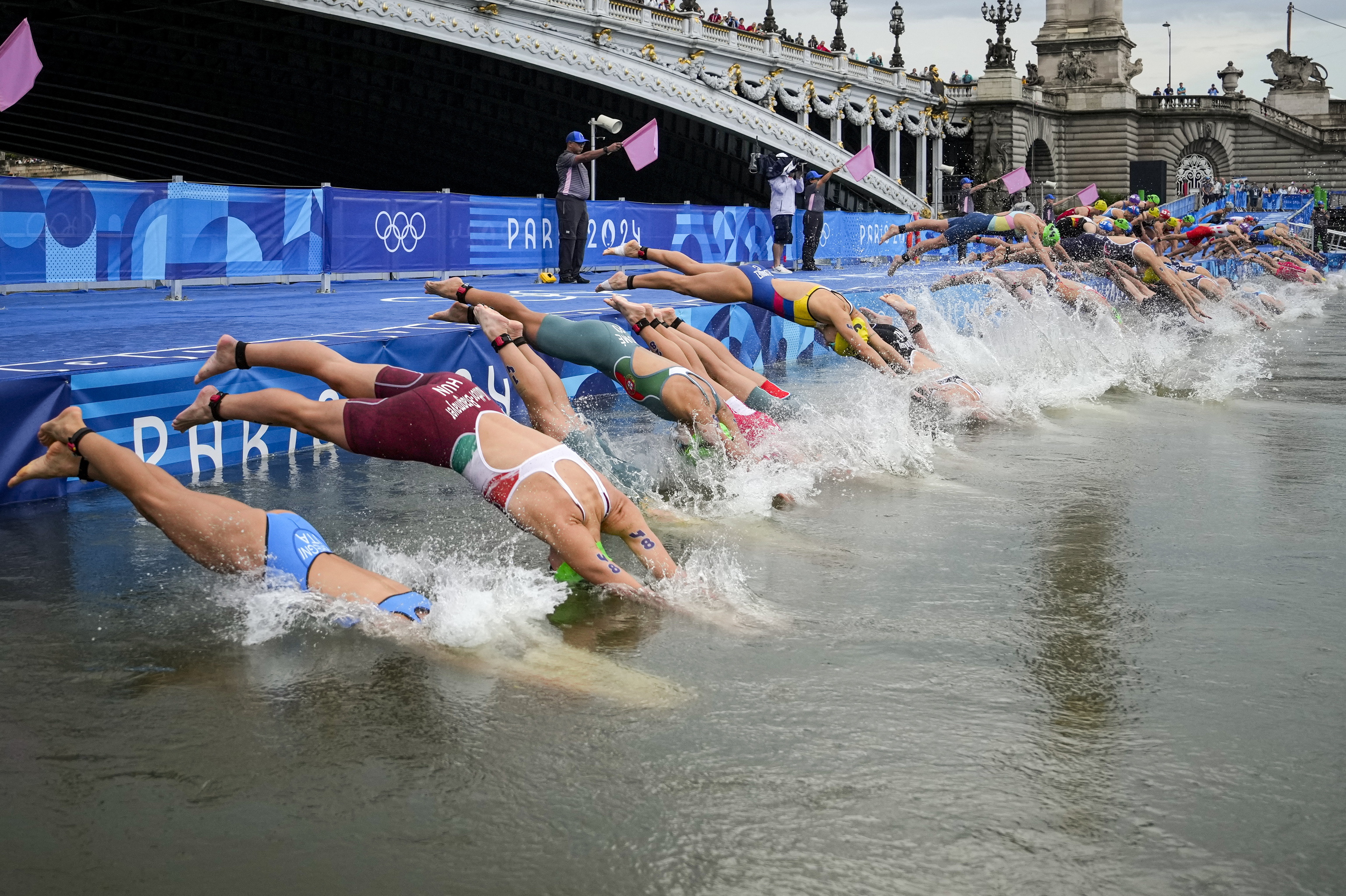 Las nadadoras se lanzan al río Sena al inicio de la prueba de triatlón.