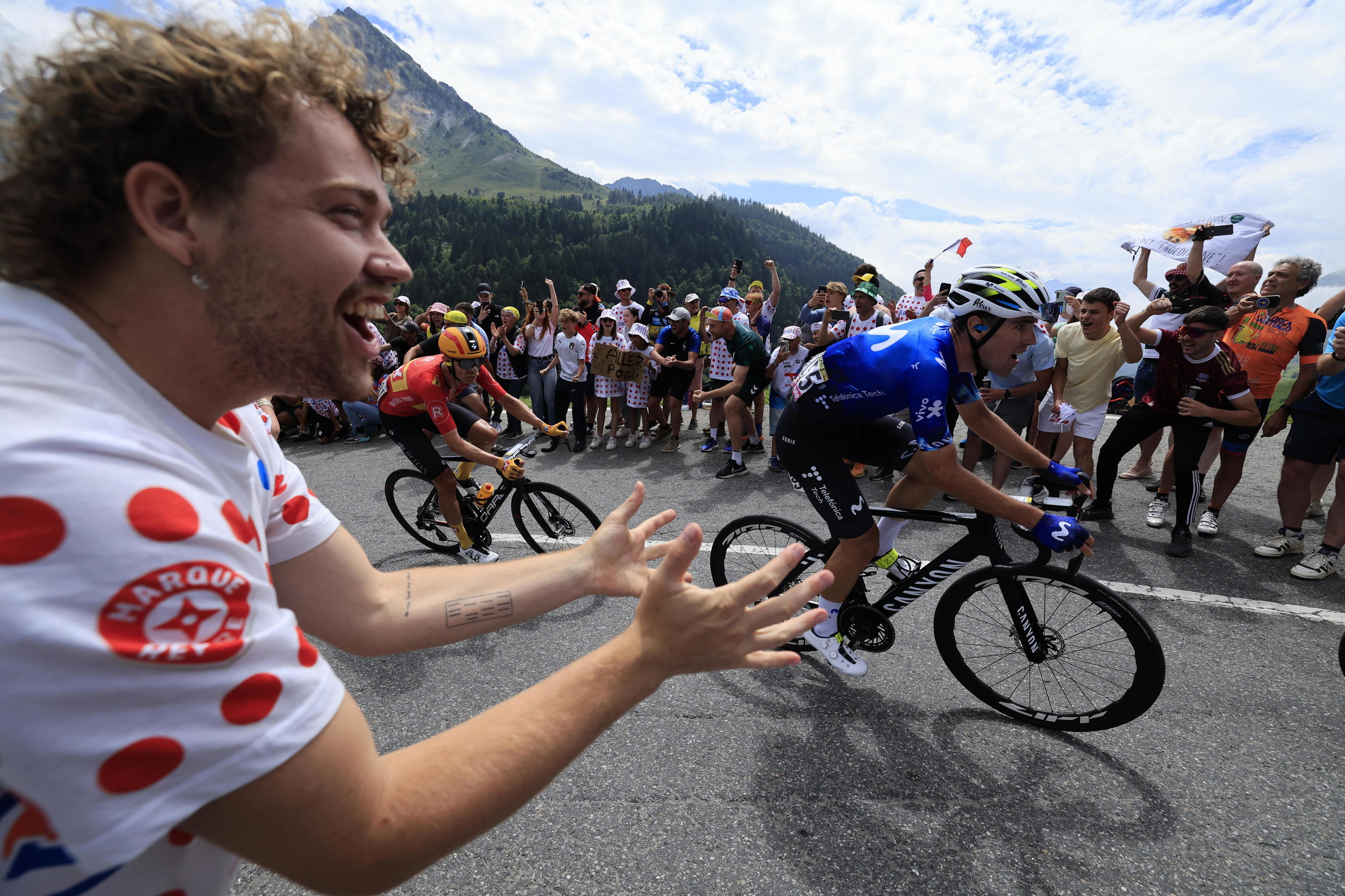 Oier Lazkano y Magnus Cort, en el ascenso del Tourmalet.