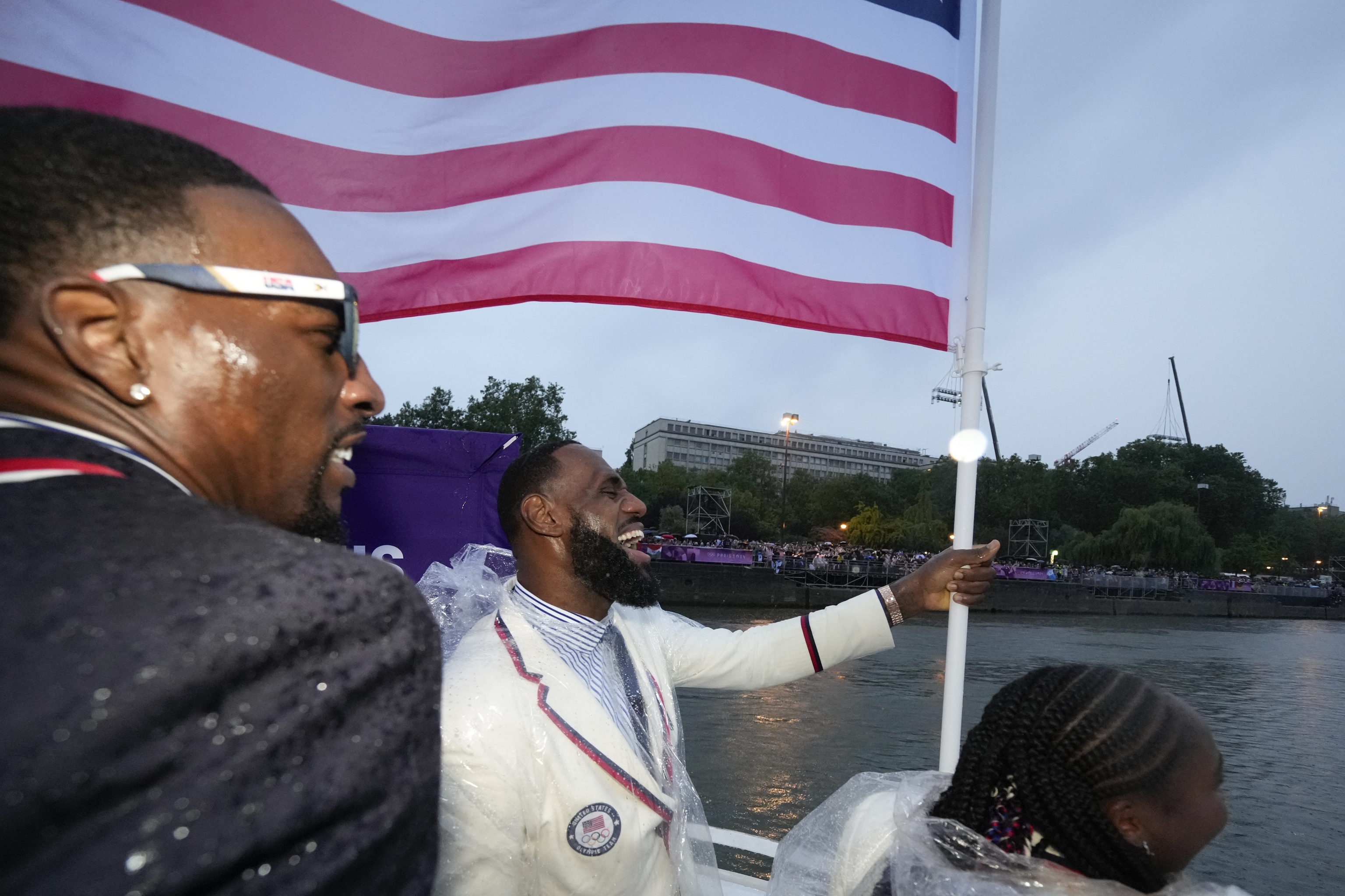 El abanderado LeBron y Adebayo, en la ceremonia de inauguración.