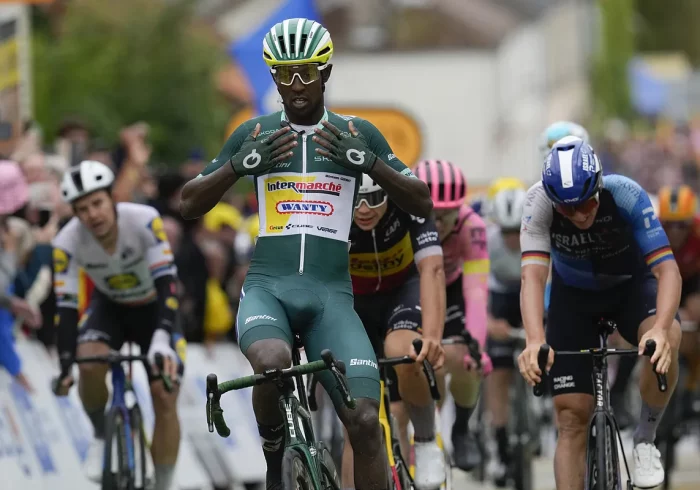 Girmay, el rey africano del sprint, repite victoria antes del temido 'sterrato'