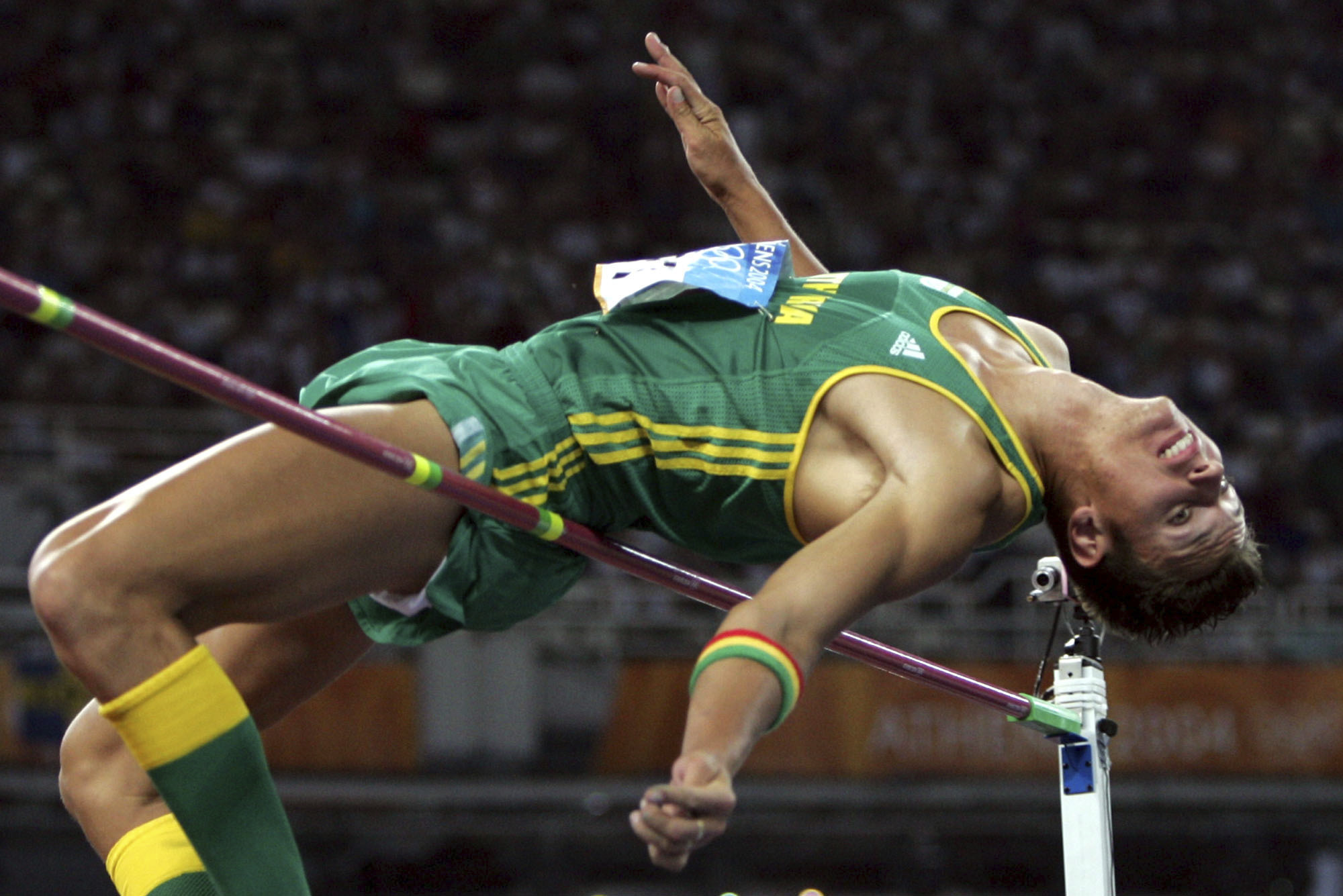 El sudafricano Jacques Freitag compite en la prueba masculina de salto de altura de los Juegos Olímpicos de 2004, en el Estadio Olímpico de Atenas, el viernes 20 de agosto de 2004. Los medios de comunicación locales informan de que la policía sudafricana ha descubierto el cadáver del ex campeón mundial de salto de altura Jacques Freitag, desaparecido el mes pasado. Según los informes, el atleta de 42 años, que ganó el título mundial en 2003 en París y compitió en los Juegos Olímpicos de 2004, había sido tiroteado.