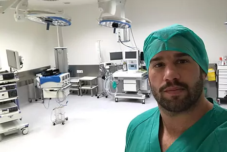 La eterna espera de Sacha, el ex jugador de rugby y médico voluntario en la pandemia que lleva 31 meses aguardando la homologación de su título