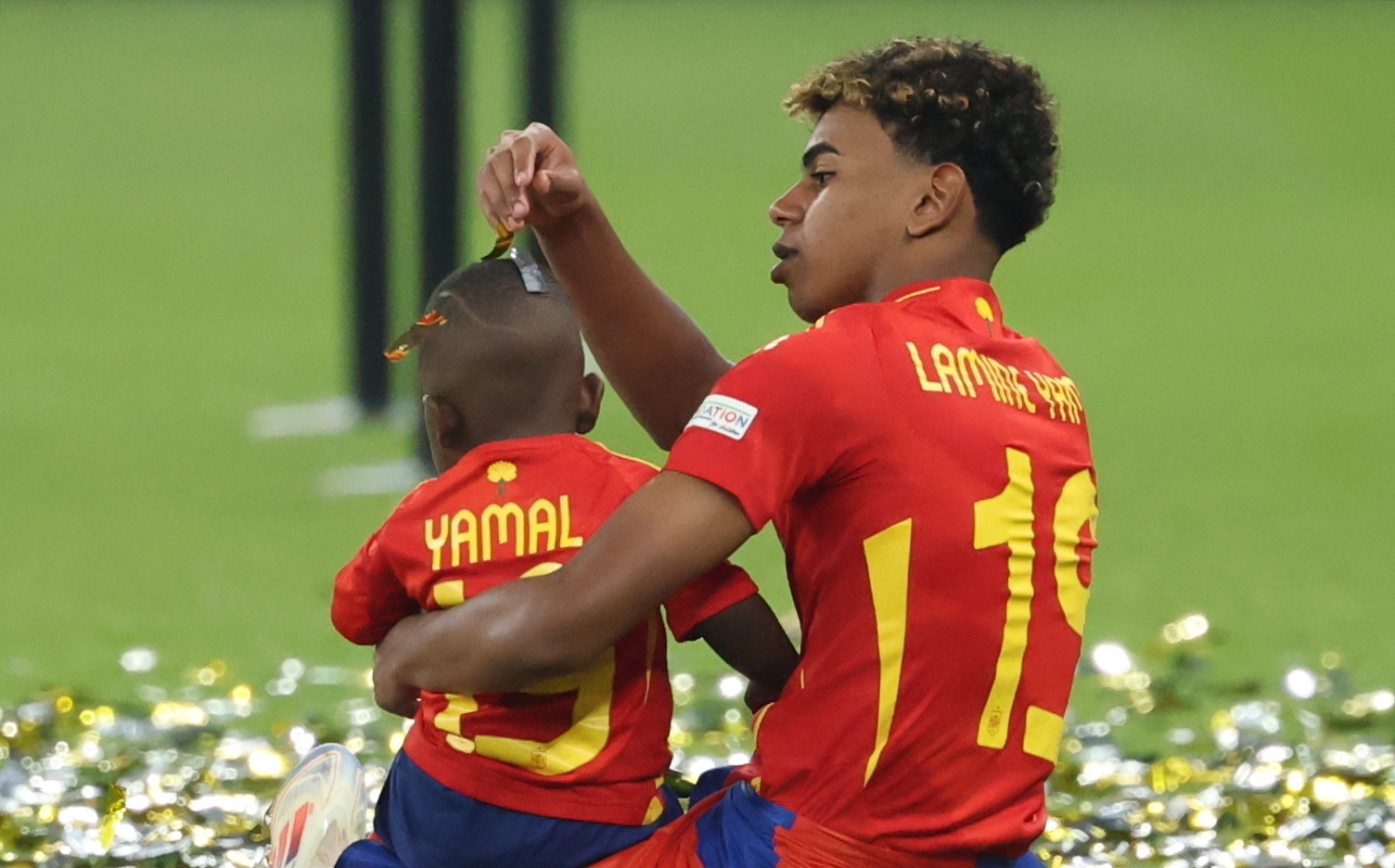 Lamine juega con su hermano pequeño.