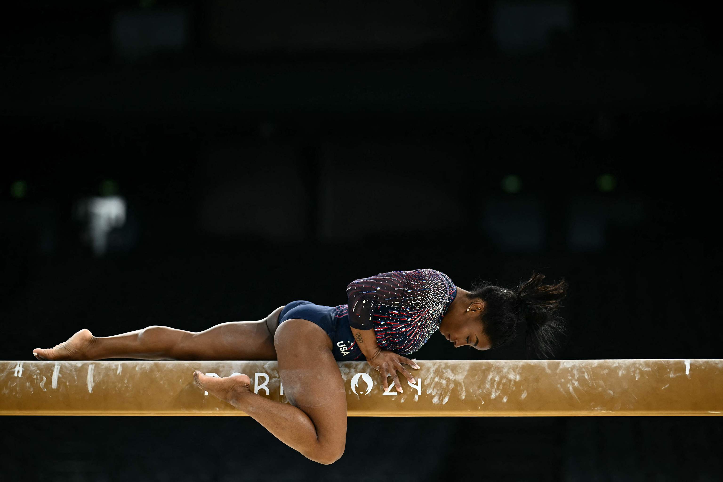 Biles, sobre la barra de equilibrios del Bercy Arena.