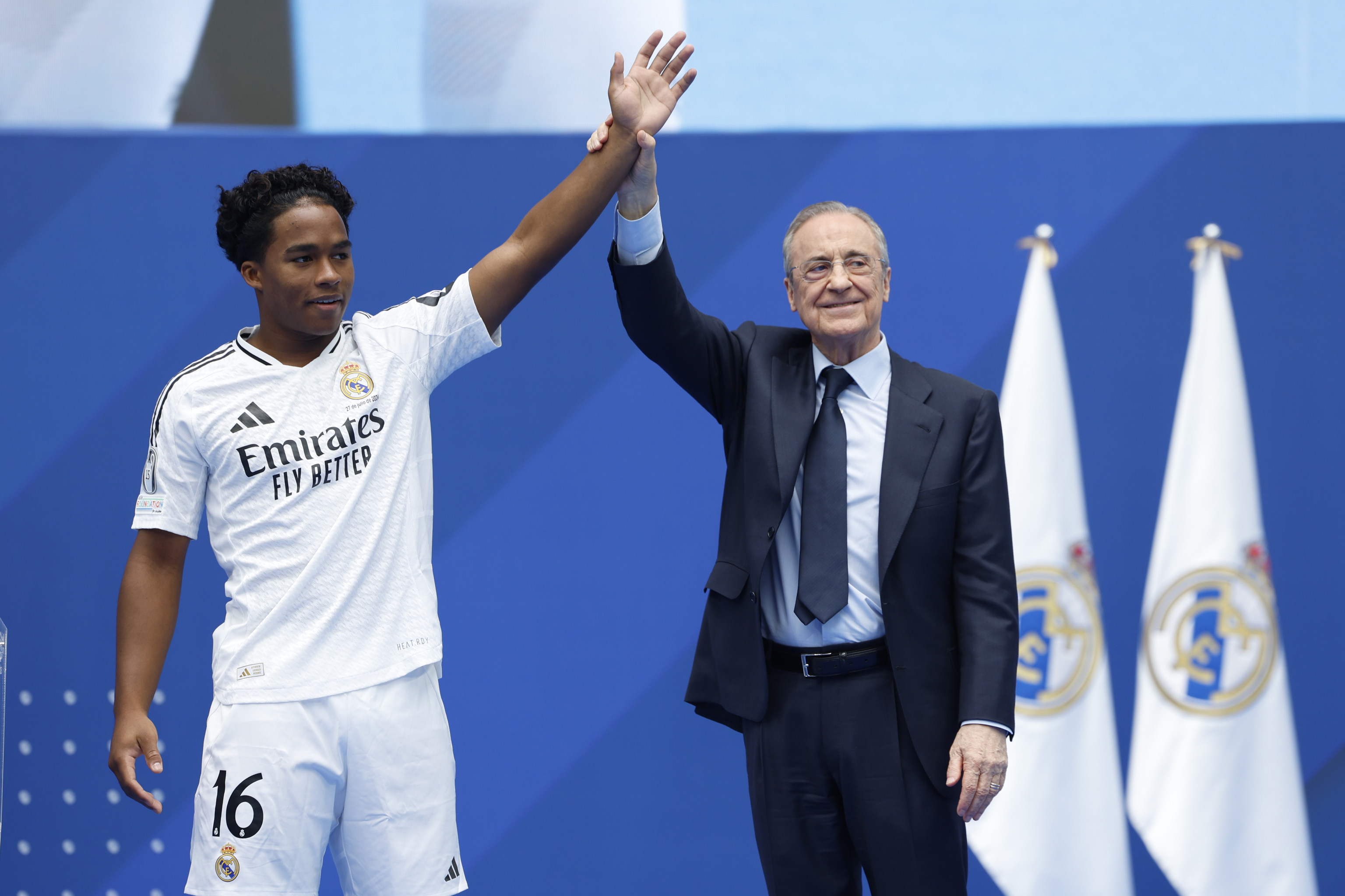 Florentino Pérez levanta el brazo de Endrick en su presentación